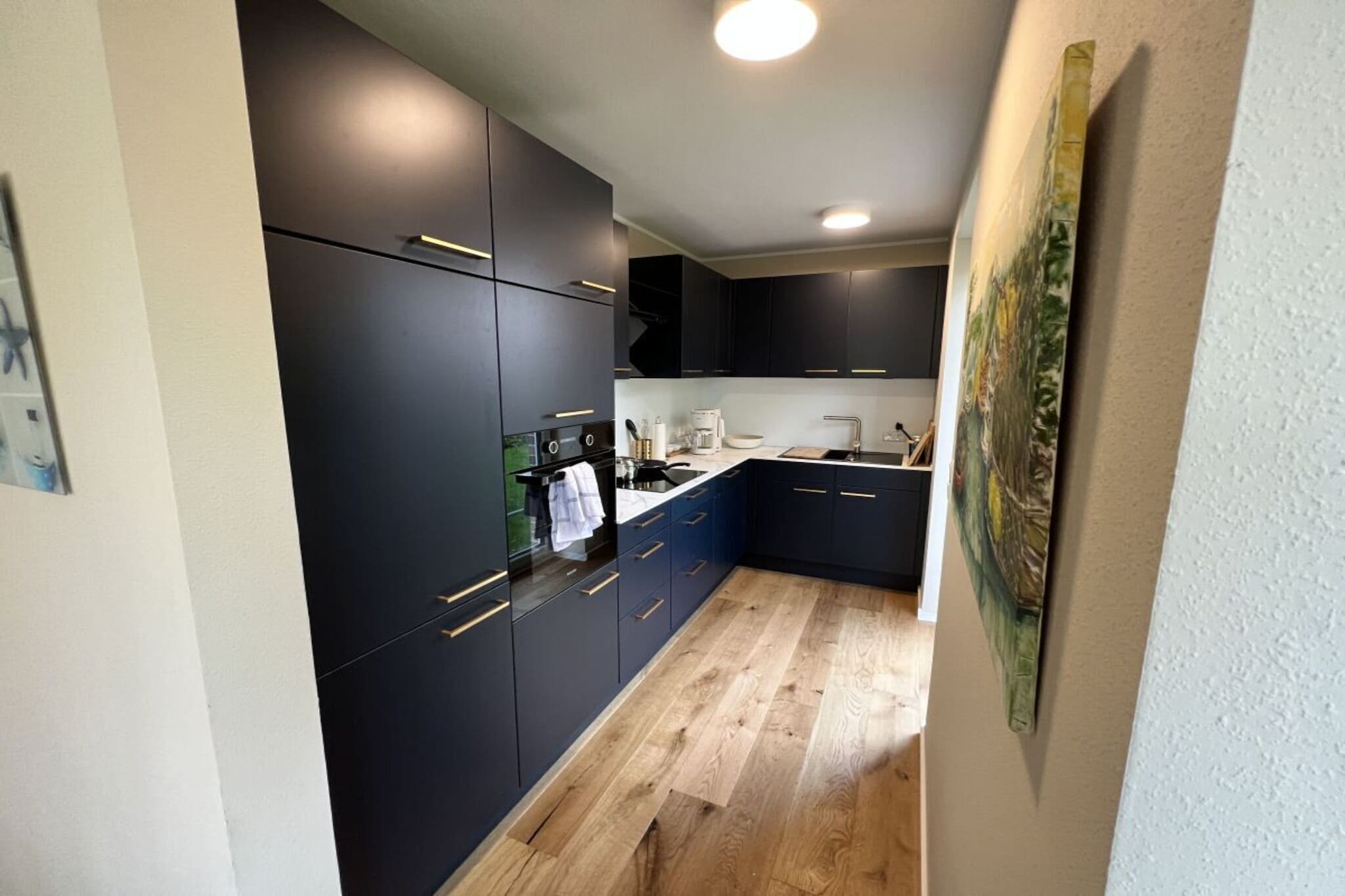 This stylish 114 m² holiday apartment extends over three floors and offers two bedrooms and three bathrooms. The spacious living and dining area and the fully equipped kitchen with Miele appliances invite you to relax. You can relax in the large garden with terrace and garden furniture.
Additional amenities such as a washing machine, dryer, SmartTVs in all rooms and a games console round off the offer. Perfect for a comfortable and relaxing holiday!