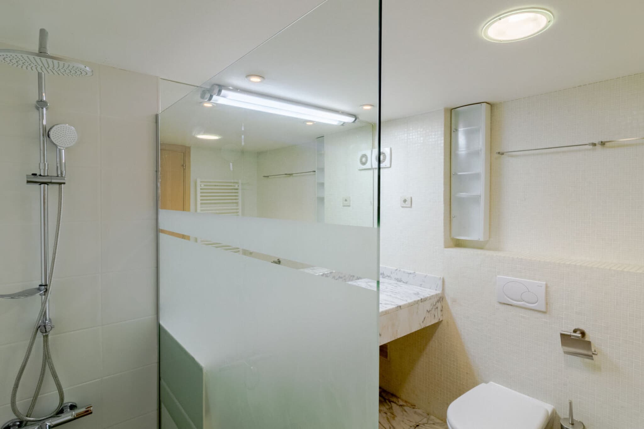 21011-Badkamer