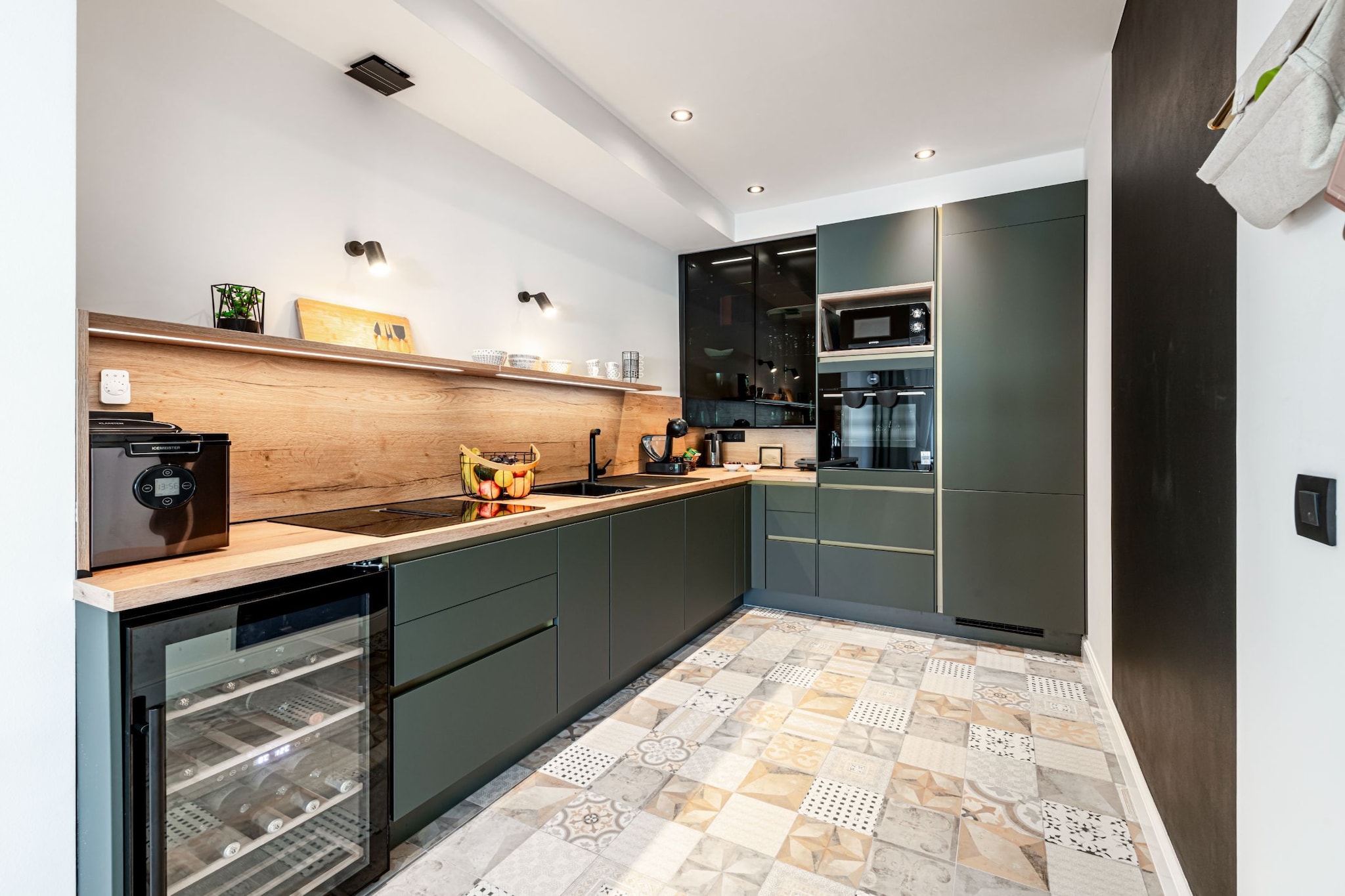 Luxury SPA B.one Apartment - Two Bedroom Apartment with Private Pool and Hot Tub-Cuisine