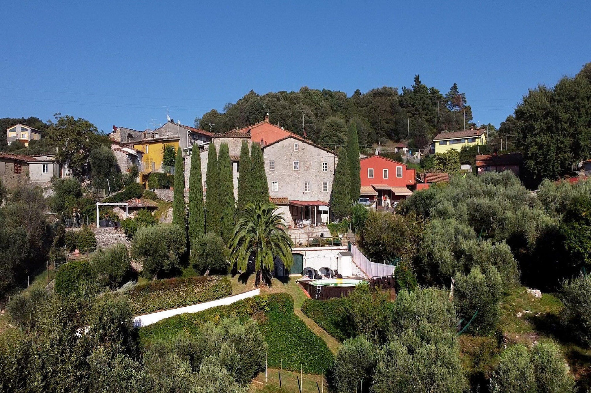 Ground floor: (Kitchen, Living/diningroom)\n\nOn the 1st floor: (bedroom(double bed), bedroom(single bed, single bed), bedroom(single bed), bathroom)\n\nterrace(private), garden(private), garden furniture, parking, swimming pool(private, 5 x 4 m., opened from 1/2 May upto and including 1/2 Sep)