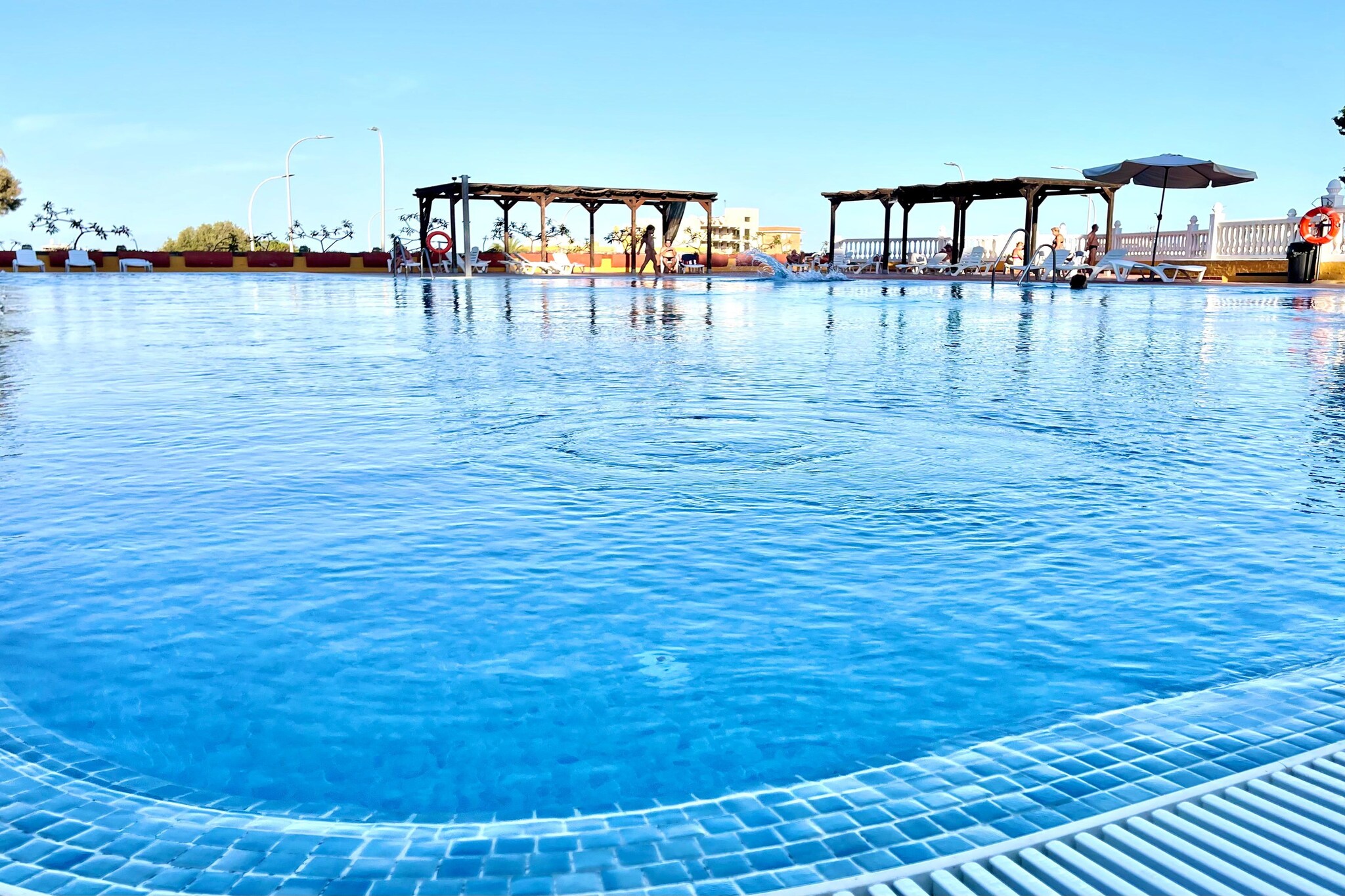 Welcome to this exquisite apartment located in a modern 9-storey building, perfectly positioned on the 5th floor with breathtaking south-west facing views of the sea and mountains. This stunning residence offers a spacious layout, comprising a beautifully appointed bedroom with a double bed, a bright living-dining area featuring a comfortable sofa bed, and two expansive terraces ideal for enjoying the magnificent views and the warm Mediterranean sun. The apartment is equipped with air conditioning, a TV, and complimentary Wi-Fi throughout, while the kitchen comes fully equipped with a fridge, blender, coffee maker, oven, and ceramic hob, making it easy to prepare meals at home. A well-designed full bathroom adds convenience and comfort.
Located just 15 km from Malaga and 12 km from the airport, this apartment is less than 400 m from the beach and within walking distance of the bustling shopping area and Plaza Solymar. Excellent transport links, including convenient bus routes and the local train, ensure easy exploration of the surrounding areas, including Arroyo de la Miel, which is only 4 km away. This apartment is the perfect coastal retreat, combining luxury living with the vibrancy of the Costa del Sol.
The building itself features 4 lifts for easy access to all floors, and a welcoming reception area with a concierge/doorman available at night, providing an added layer of security alongside video surveillance. Residents can enjoy extensive garden areas and two swimming pools—one for adults and one for children—perfect for relaxation and socializing. Additionally, free communal parking is available right in front of the complex.