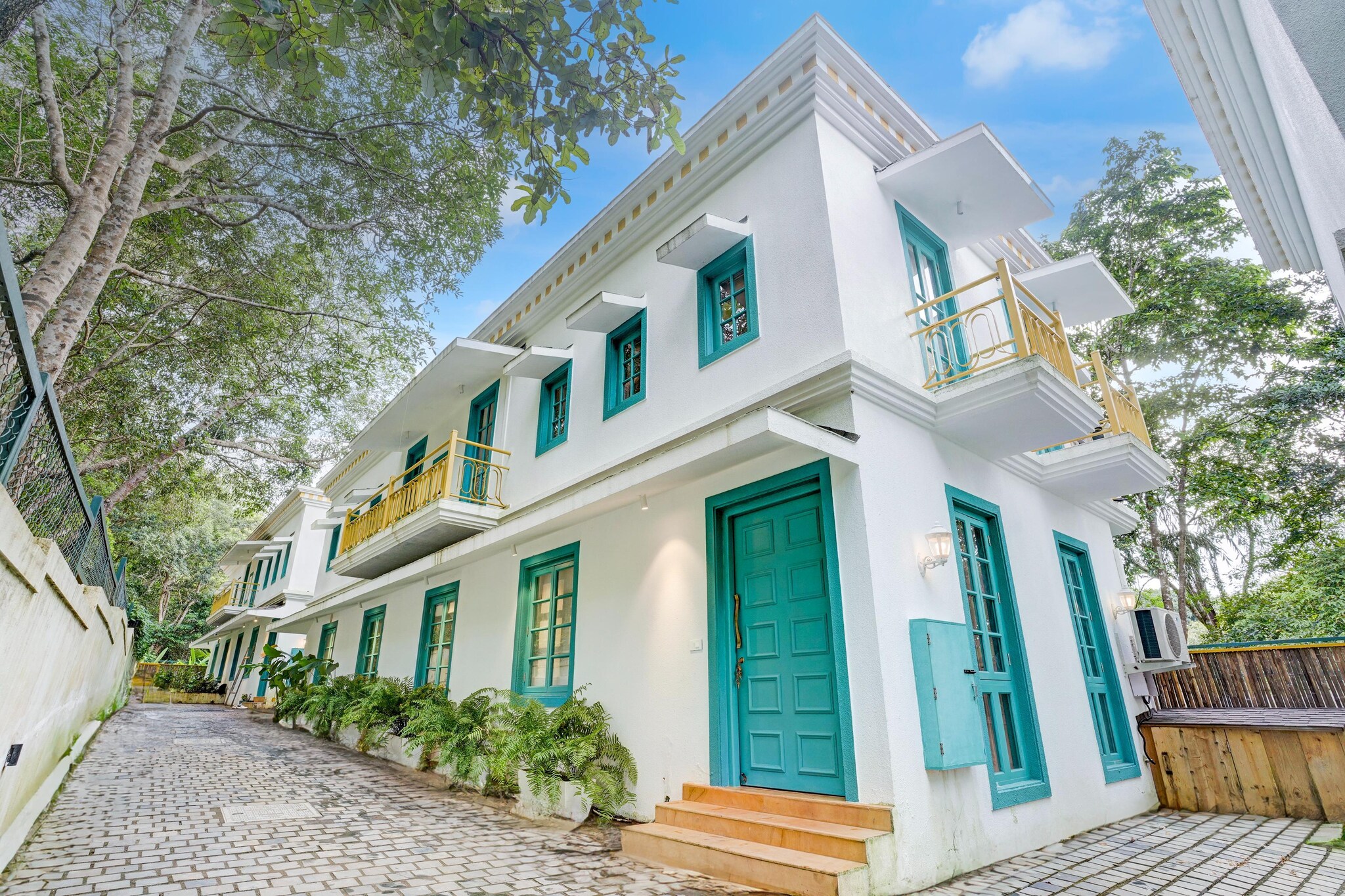 Ground floor: (Kitchen(electric kettle, toaster, coffee machine, microwave, fridge), bedroom(double bed, TV, seating area, air conditioning), bathroom(toilet, Towels incl.), bathtub or shower, shower, toilet, balcony, lift, telephone, shampoo, body soap, hot water)