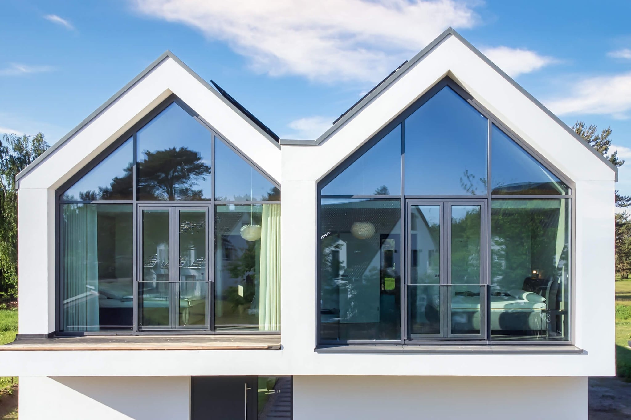 This beautiful holiday home with its extraordinary architecture is located on an idyllic, large plot in the fishing village of Fuhlendorf. It offers plenty of space for 4 holiday guests (2 bedrooms with high-quality double beds) and has a spacious living-dining area, an inviting shower room with toilet and bidet on the upper floor, and a guest toilet on the ground floor. On the ground floor there is an approx. 38 m² living-dining area with a comfortable sofa and satellite TV. In addition to a fully equipped kitchen, there is a spacious dining table. The terrace is connected to a large garden facing south-west. Here you can enjoy every second of your holiday in a luxurious ambience. Either relax in peace at the natural bathing area on the Bodden waters or take a trip to the lively Baltic Sea beach in Zingst, which is 17 kilometers away. Around the Bodden, idyllic villages and a unique landscape are waiting to be discovered by you.

The communities of Fuhlendorf and Bodstedt are very idyllically located on the southern Bodden coast. In the warmer season, passenger ships travel daily from Bodstedt to the Darß peninsula to Born and then through the Neuendorfer Bülten to Ahrenshoop-Althagen. 

Highlights included: 
All consumption-dependent energy costs, bed linen and towels
WiFi
Weber electric grill
1 free parking space

Activities nearby: The Peak TWO holiday home is located in Fuhlendorf in a quiet location away from the main road. It is located in a naturally designed environment with a view of the Bodden landscape and pine trees shaped by the wind. In the neighboring town of Bodstedt there is a traditional Bodden harbor, which is the home port for numerous Zees boats for sailing and from which the Bodden ferry calls at several ports. Here you will also find rustic restaurants with freshly caught fish and regional delicacies. Extensive shopping opportunities can be found in Barth, about 6 km from Fuhlendorf. A small town