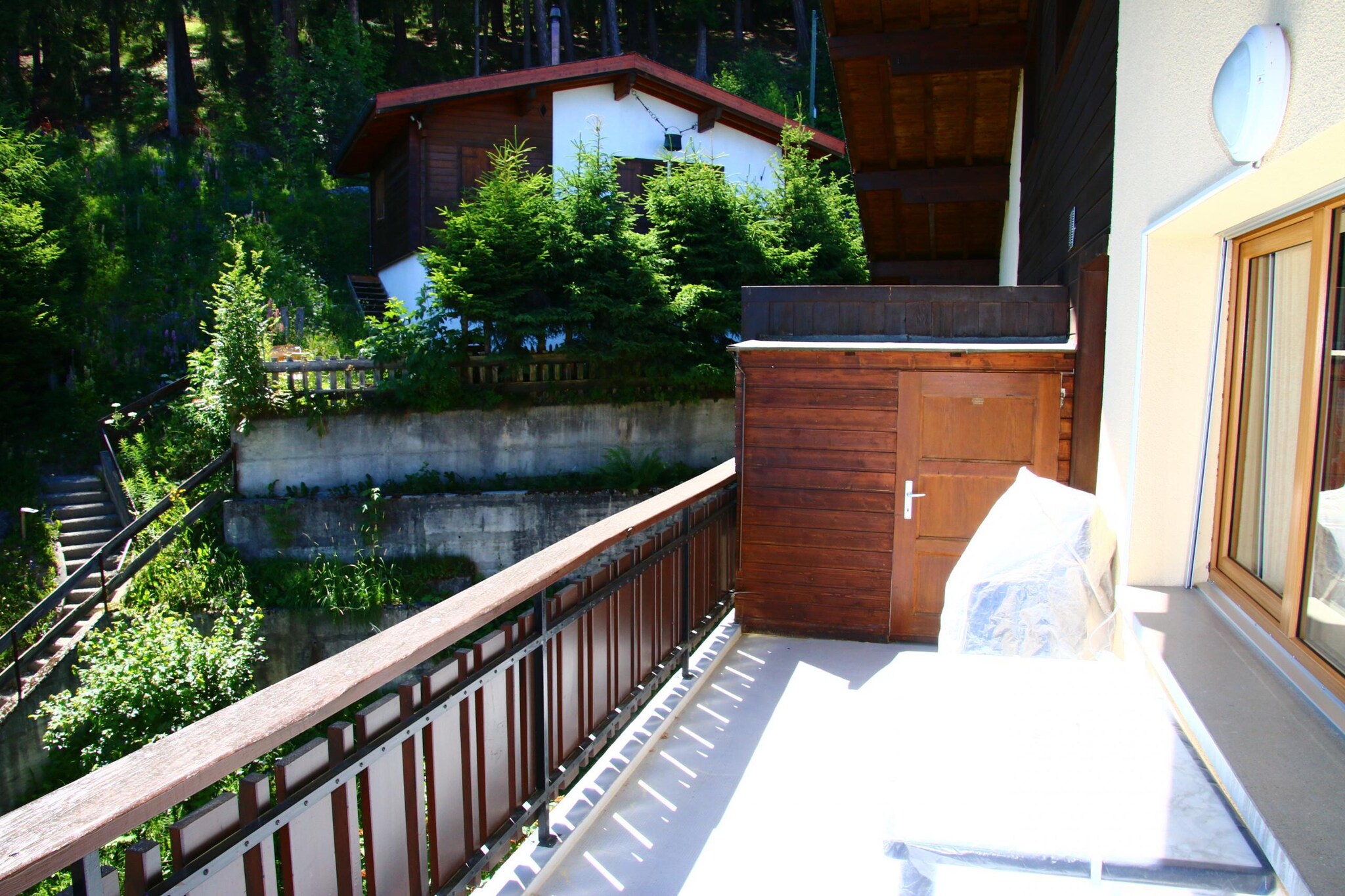 On the 1st floor: (Living room(TV(satellite), seating area, radio), open kitchen(electric kettle, toaster, coffee machine, oven, dishwasher, fridge-freezer), bedroom(double bed(160 x 200 cm)), bedroom(single bed(90 x 200 cm), bunk bed(90 x 200 cm)), bathroom(bath tub, shower, washbasin, toilet), toilet(washbasin, toilet), Internet access, balcony)\n\nski storage, washing machine, heating(central), garden furniture, parking, swimming pool(shared with other guests), lift