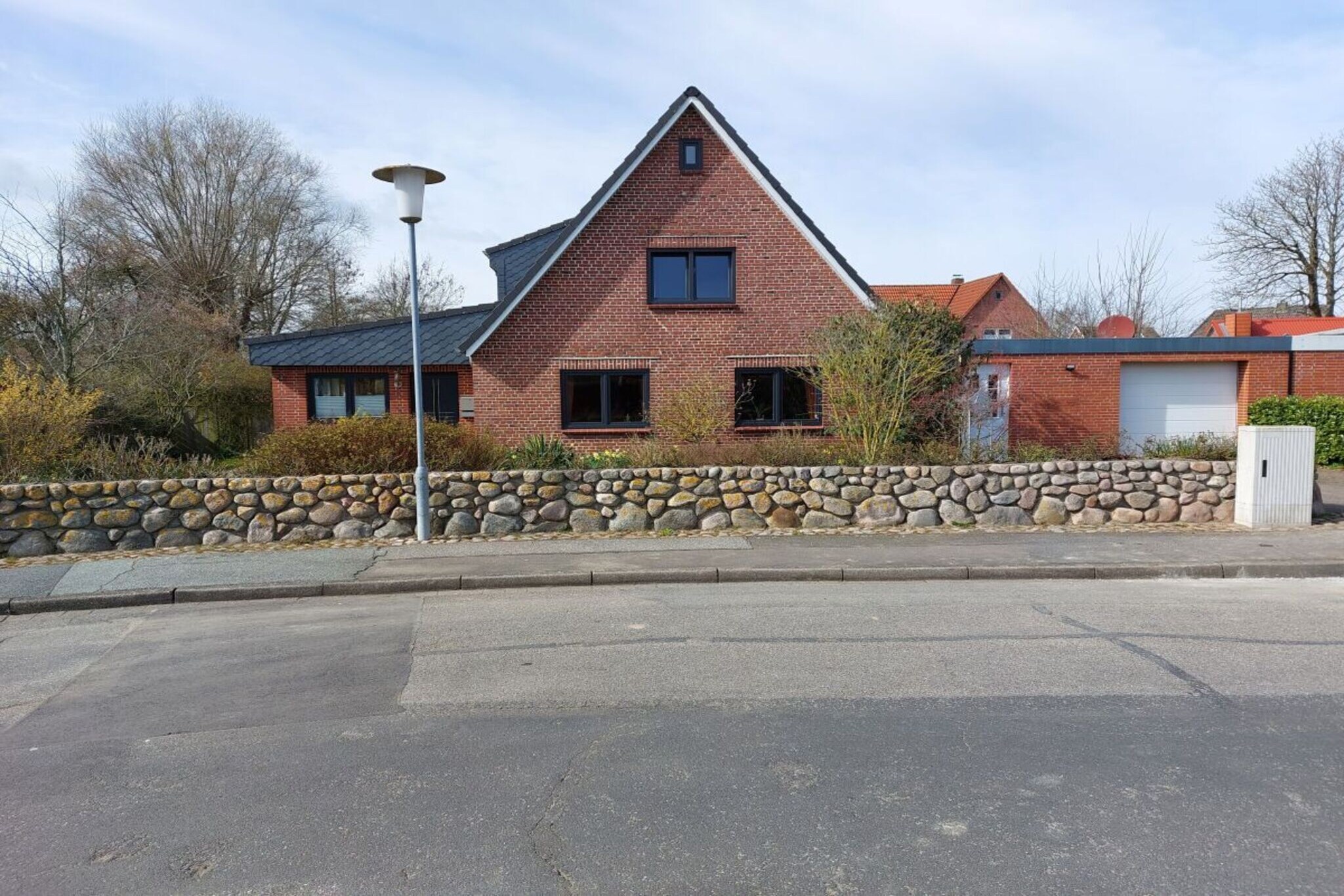 The fully furnished holiday apartment is located in the backyard of a single-family house, in a quiet location and in the immediate vicinity of the Eiderdeich in the Olversum district. The fitted kitchen is equipped with a ceramic hob with 4 plates, refrigerator with freezer compartment and seating for 4 people. The living room and bedroom have a comfortable seating area and a double bed as well as a television with satellite TV. The small bedroom has a bunk bed for 2 children. All rooms are flooded with light and lovingly furnished. The green beach and the sea water swimming pool are only about 250 m away. About 30 m to the Eiderdeich and about 50 m to the water. The small bedroom was renovated and refurbished at the beginning of 2022. The bathroom was renovated in 2019.