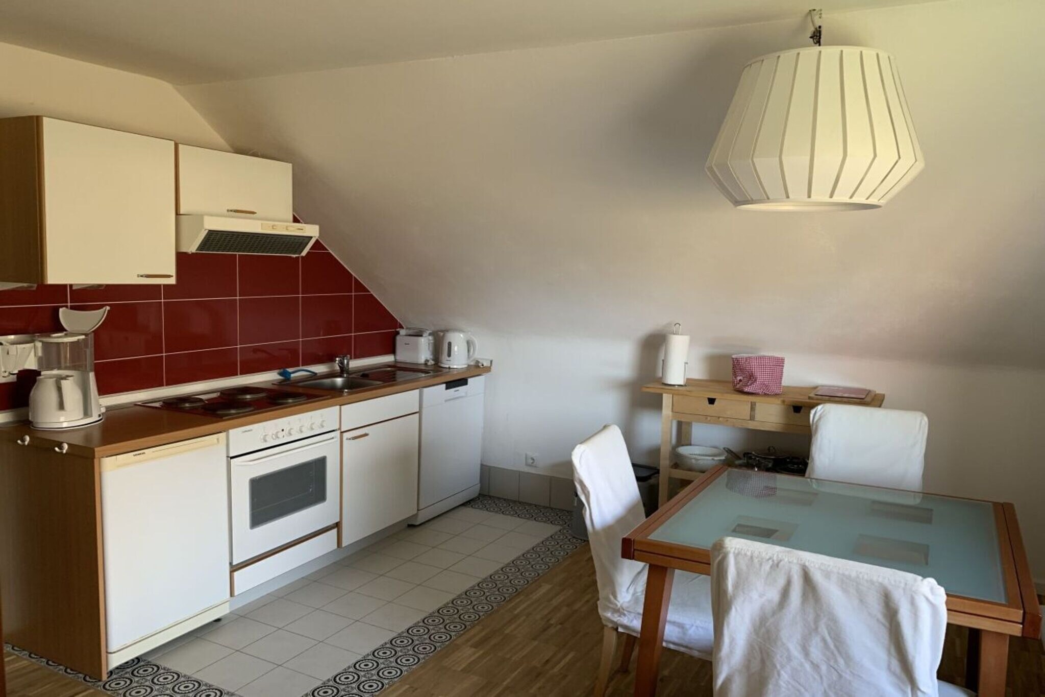 1-4 people can comfortably enjoy their holiday near the North Sea in the 48 sqm on the 1st floor.
You have your own entrance with a wooden staircase upstairs.
Bedroom with large double bed (1.80 m x 2.00 m), please remember to bring a large bed sheet. 1 extra bed (1m x 2.00 m)
In the living room there is a sofa bed (1.40m x 2.00 m).
The living area invites you to an open kitchen with a cozy dining area. (Dishwasher, toaster, coffee machine, microwave).
Living room with couch / sofa bed and armchair and a TV.
There is a bathtub in the bathroom. There is a seating area for you in the garden. You are welcome to bring your own grill.