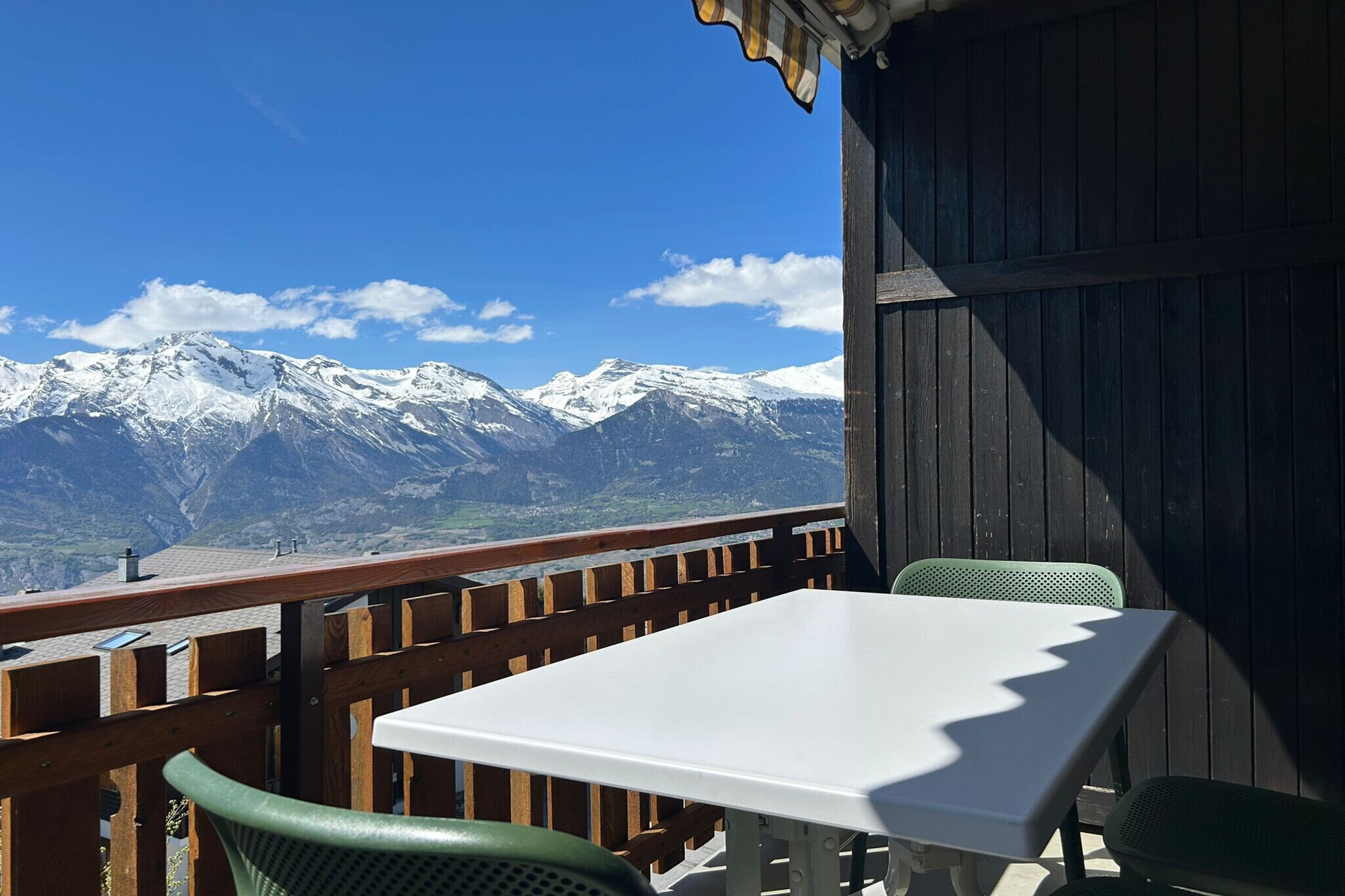 Stay in this cozy 2-star studio, perfectly located in the heart of Veysonnaz, Switzerland, offering breathtaking views of the valley and mountains. Accommodating up to 4 people, the 25 m² space features a comfortable living room with a sofa, two armchairs, a folding double bed, cable TV, and a stereo system, as well as free Wi-Fi. The open kitchen comes fully equipped with a coffee machine, oven, microwave, and a fondue set, ideal for preparing delicious meals during your stay. The studio also has a balcony overlooking Nendaz, perfect for relaxing and taking in the view.

The studio includes a convenient entrance hall with a bunk bed and a bathroom with a shower and WC. The residence offers additional amenities such as a ski room and a laundry facility (available for an extra charge). Public parking is available nearby, subject to availability. Pets are welcome, and the property is accessible by elevator. The location places you just 650 meters from the cable car and only a short walk from shops, restaurants, and leisure activities, making it ideal for both winter and summer vacations.

As an Alpvision guest, enjoy access to the public swimming pool (during the summer and winter seasons, closed in low and mid-season), and participate in the Sun and Fun activity program for all ages during the high summer season. Additional services like bed linen, final cleaning, and gourmet baskets are available for an extra charge.