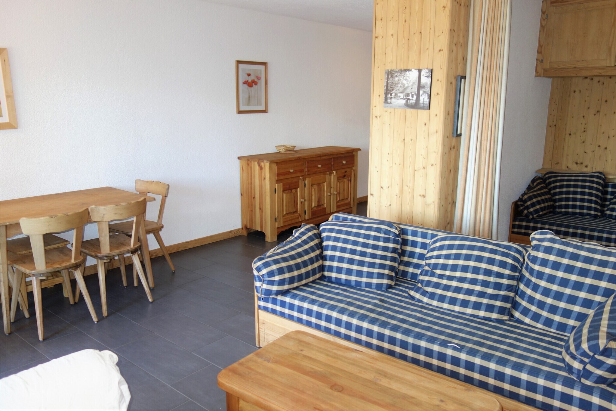 Stay in this cozy 30 m² studio located in Veysonnaz, Switzerland, offering breathtaking valley and mountain views. Accommodating up to 4 guests, the studio features a comfortable living area with a TV, an open kitchen equipped with an oven and coffee maker, and a balcony to enjoy the stunning views. For added convenience, an indoor parking space is included, subject to availability, and pets are welcome (under 30 kg).
The studio is ideally situated just steps away from the gondola and ski run, making it perfect for skiing enthusiasts. It's also close to local shops, restaurants, and leisure activities. The resort offers additional services like a tourist tax and security deposit, along with discounts on equipment rental for your convenience.
As an Alpvision guest, you’ll enjoy access to the public swimming pool and a range of activity programs, ensuring a fun-filled stay. Optional services like bed linen, final cleaning, and pet fees are available upon request.