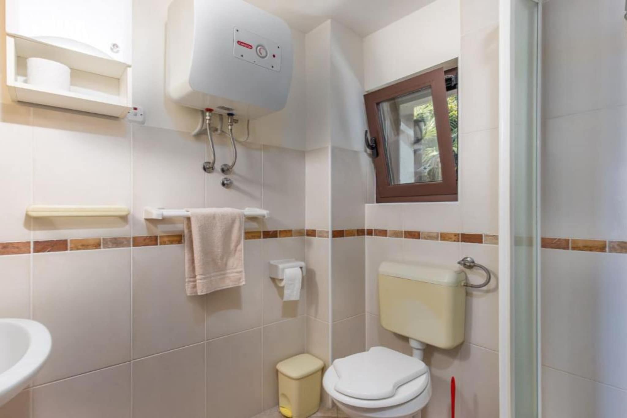 Apartment Villa Mirna - One Bedroom Apartment with Balcony and Garden View-Badezimmer