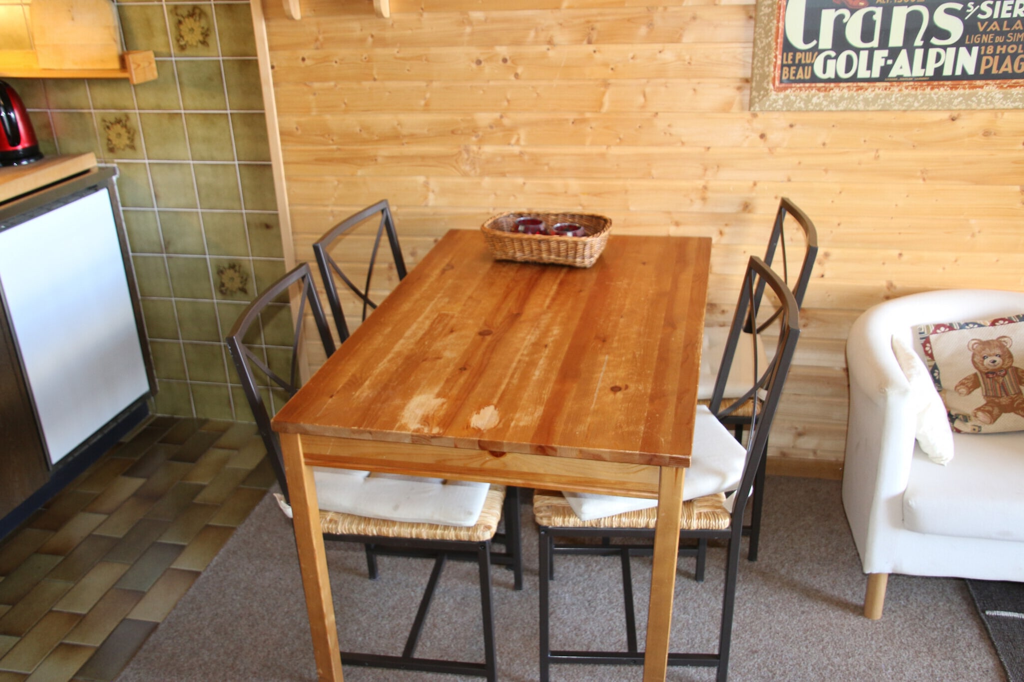 Relax in this charming 20 m² studio in Veysonnaz, Switzerland, ideal for up to 4 guests and surrounded by nature. Located on the third floor, this cozy studio offers an open kitchen and living area, complete with a double sofa bed and cable TV. Step outside onto the balcony and enjoy stunning views of the Rhone Valley, perfect for unwinding after a day of adventure.
The studio features a double sofa bed (140x200) in the living room and bunk beds (90x200) in the hall, along with a bathroom equipped with a shower and toilet. Access is via elevator or stairs, and additional amenities include a ski room and paid public parking nearby. Pets are welcome (under 30 kg), making it a great choice for animal lovers.
Ideally located next to the gondola and just 150 meters from shops and restaurants, this studio offers easy access to everything you need. Enjoy the benefits of Alpvision, including access to the public swimming pool, activity programs, and discounts on equipment rentals. Optional services like bed linen, final cleaning, and gourmet baskets are available, ensuring a comfortable and memorable stay.