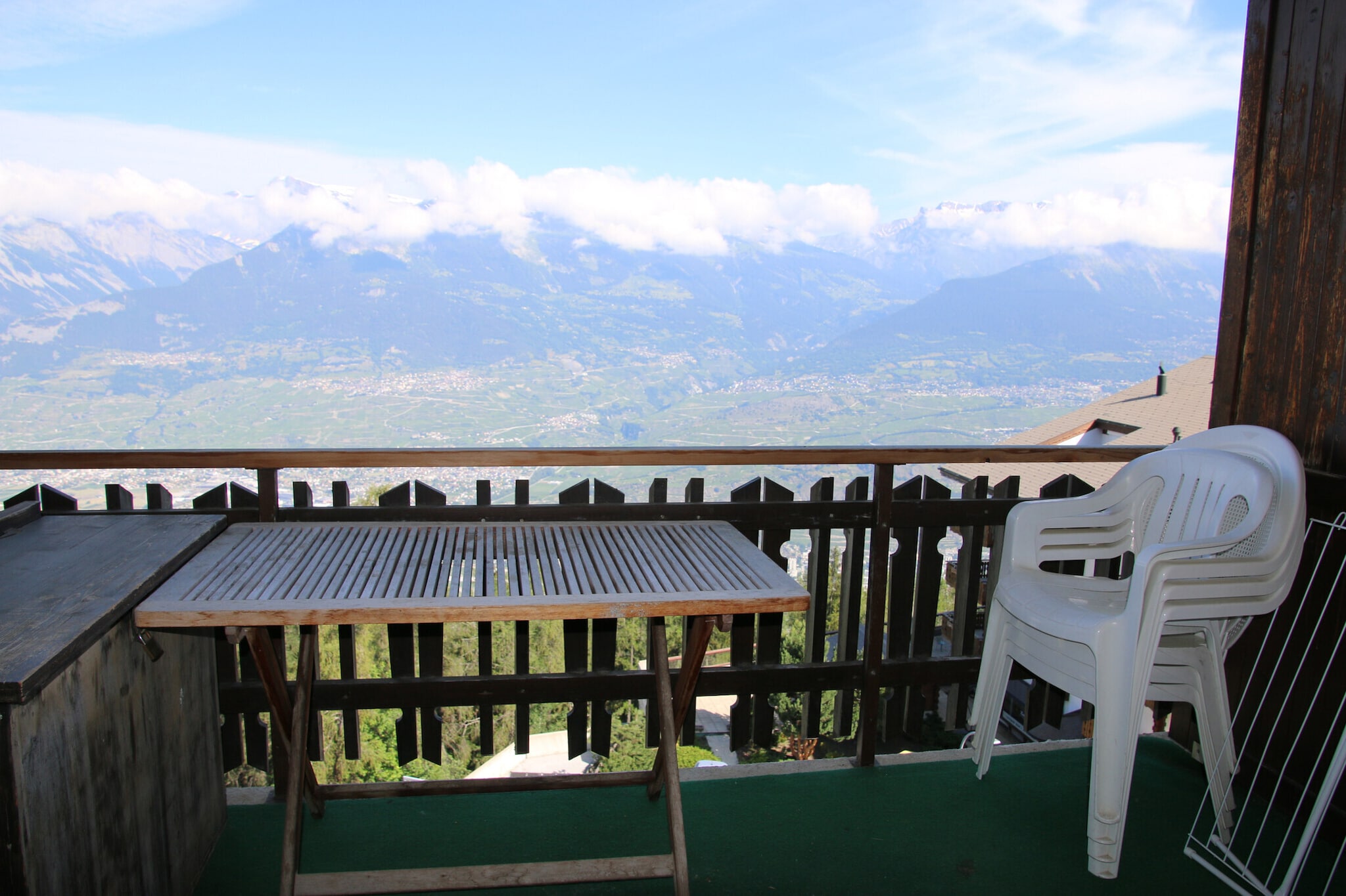 On the 3rd floor: (open kitchen(dining table, electric kettle, coffee machine, oven, fridge, dishes and cutlery(Bowls, chopsticks, plates, cups, etc.)), Living/bed room(double sofa bed(140 x 200 cm), TV(cable, satellite), radio, heating(central)), bedroom(bunk bed(90 x 200 cm)), bathroom(shower, washbasin, toilet), Internet access, balcony or terrace)\n\nski storage, garden furniture, swimming pool(shared with other guests), lift, parking (paying)