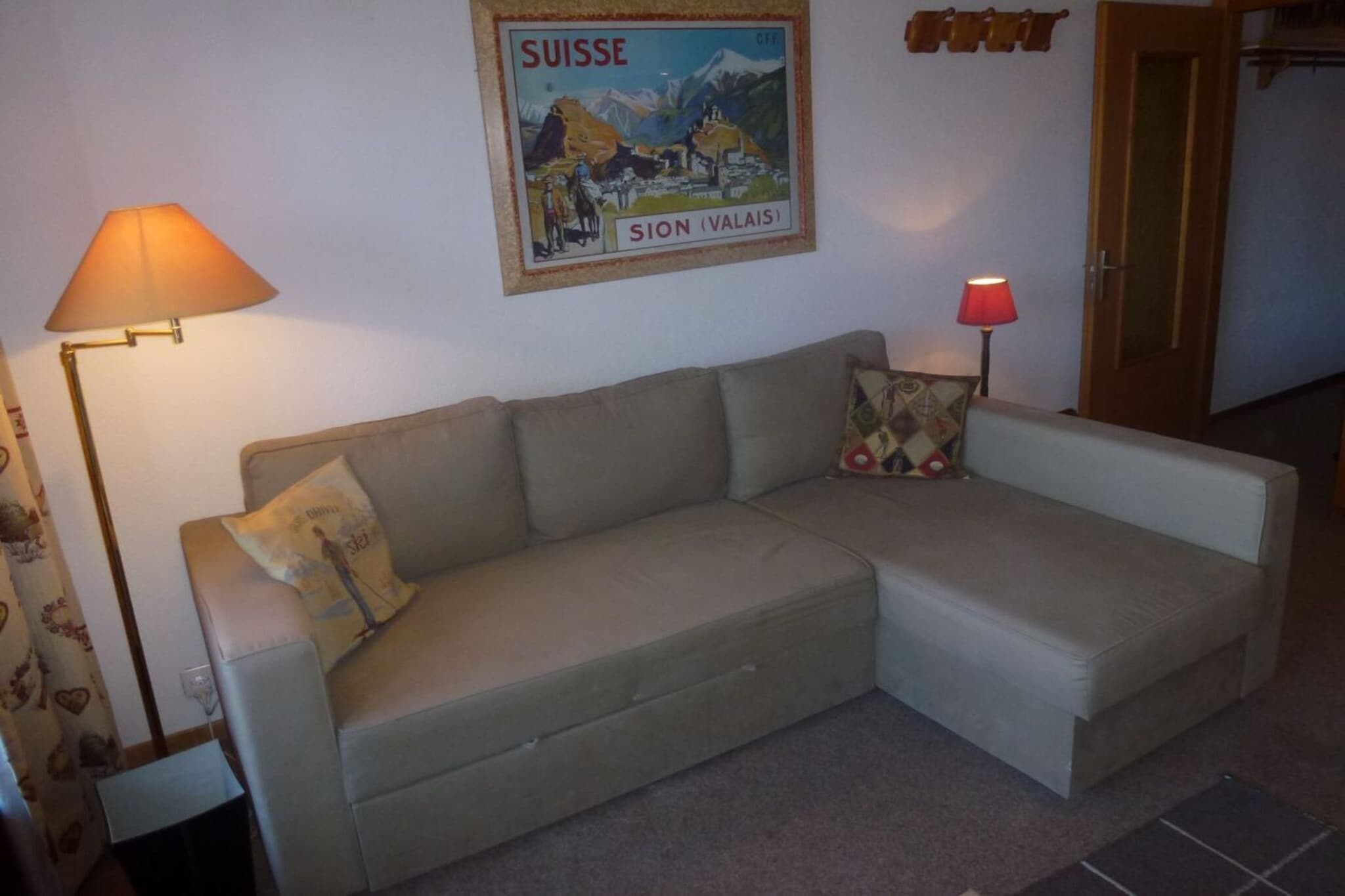 Relax in this charming 20 m² studio in Veysonnaz, Switzerland, ideal for up to 4 guests and surrounded by nature. Located on the third floor, this cozy studio offers an open kitchen and living area, complete with a double sofa bed and cable TV. Step outside onto the balcony and enjoy stunning views of the Rhone Valley, perfect for unwinding after a day of adventure.

The studio features a double sofa bed (140x200) in the living room and bunk beds (90x200) in the hall, along with a bathroom equipped with a shower and toilet. Access is via elevator or stairs, and additional amenities include a ski room and paid public parking nearby. Pets are welcome (under 30 kg), making it a great choice for animal lovers.

Ideally located next to the gondola and just 150 meters from shops and restaurants, this studio offers easy access to everything you need. Enjoy the benefits of Alpvision, including access to the public swimming pool, activity programs, and discounts on equipment rentals. Optional services like bed linen, final cleaning, and gourmet baskets are available, ensuring a comfortable and memorable stay.