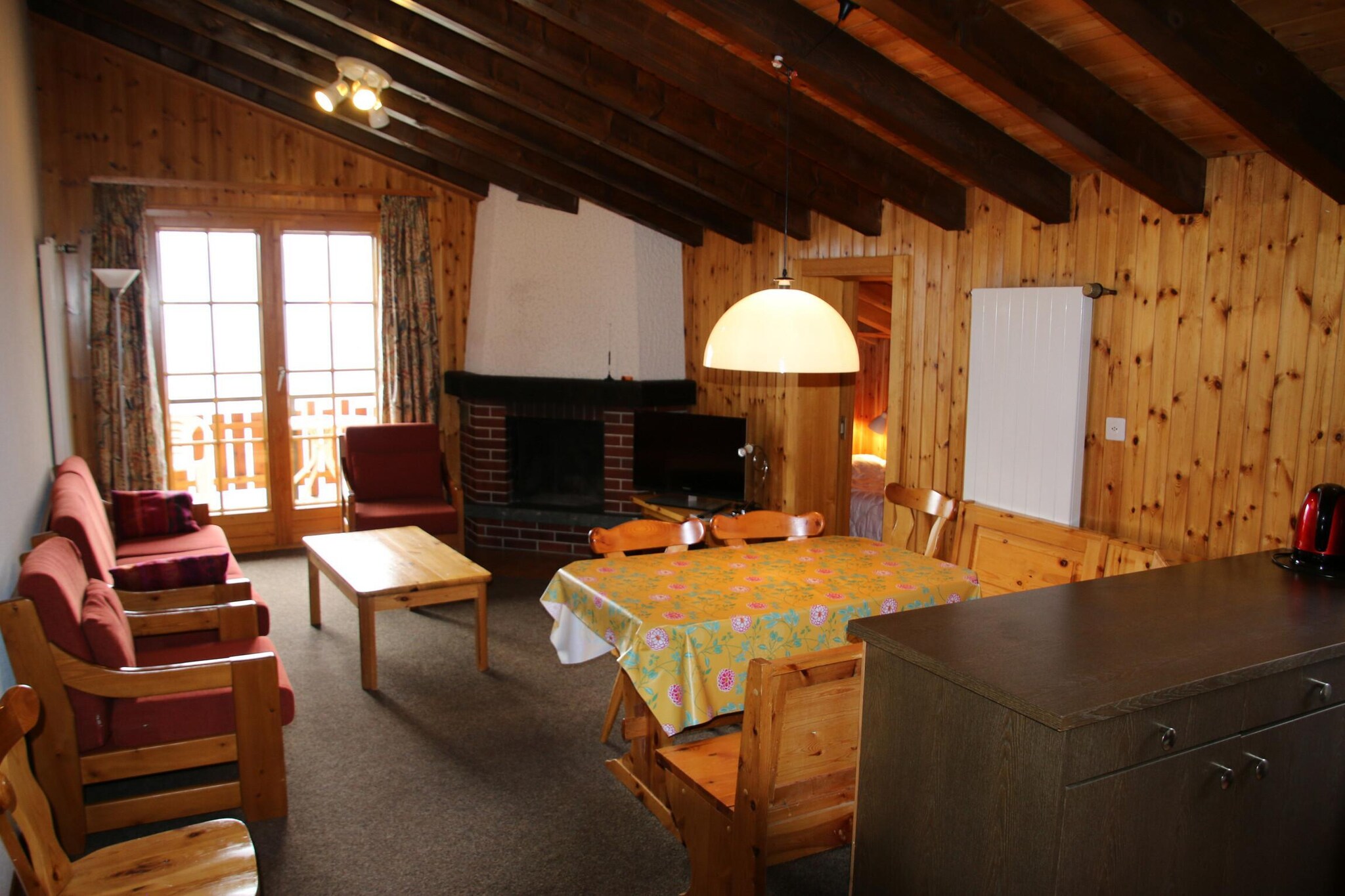 This cozy flat in Veysonnaz, Switzerland, offers the perfect getaway for families or groups, accommodating up to 8 guests with stunning views of the valley and mountains. Located within the 4 Vallées ski area, the apartment is just 200 meters from the ski slopes and the cable car, providing easy access to skiing and outdoor activities. The spacious living room features a fireplace and cable TV, with balcony access to enjoy the fresh mountain air. The apartment is pet-friendly (under 30 kg), making it ideal for those traveling with pets, and also includes outdoor parking.

The flat offers three bedrooms, each with two single beds, plus a folding bunk bed in the hallway for additional sleeping space. There are two bathrooms: one with a bathtub and toilet, and another with a shower and separate toilet. The fully equipped open kitchen includes a fridge, oven, dishwasher, toaster, coffee machine, and all necessary utensils for preparing meals. A laundry room and ski room are available within the building for added convenience. Free WiFi and central heating ensure comfort throughout your stay, and the flat is accessible by lift.

Veysonnaz village, just 2 km away, offers shops and restaurants for guests to explore. In addition to skiing, the area offers fantastic hiking opportunities in the summer. Guests can enjoy the public swimming pool during the summer and winter seasons, along with discounts on equipment rentals and access to the Sun&Fun activity program in the summer. Optional services such as bed linens, towels, and final cleaning are available for an added cost, and there is a pet fee for those bringing their furry friends.
