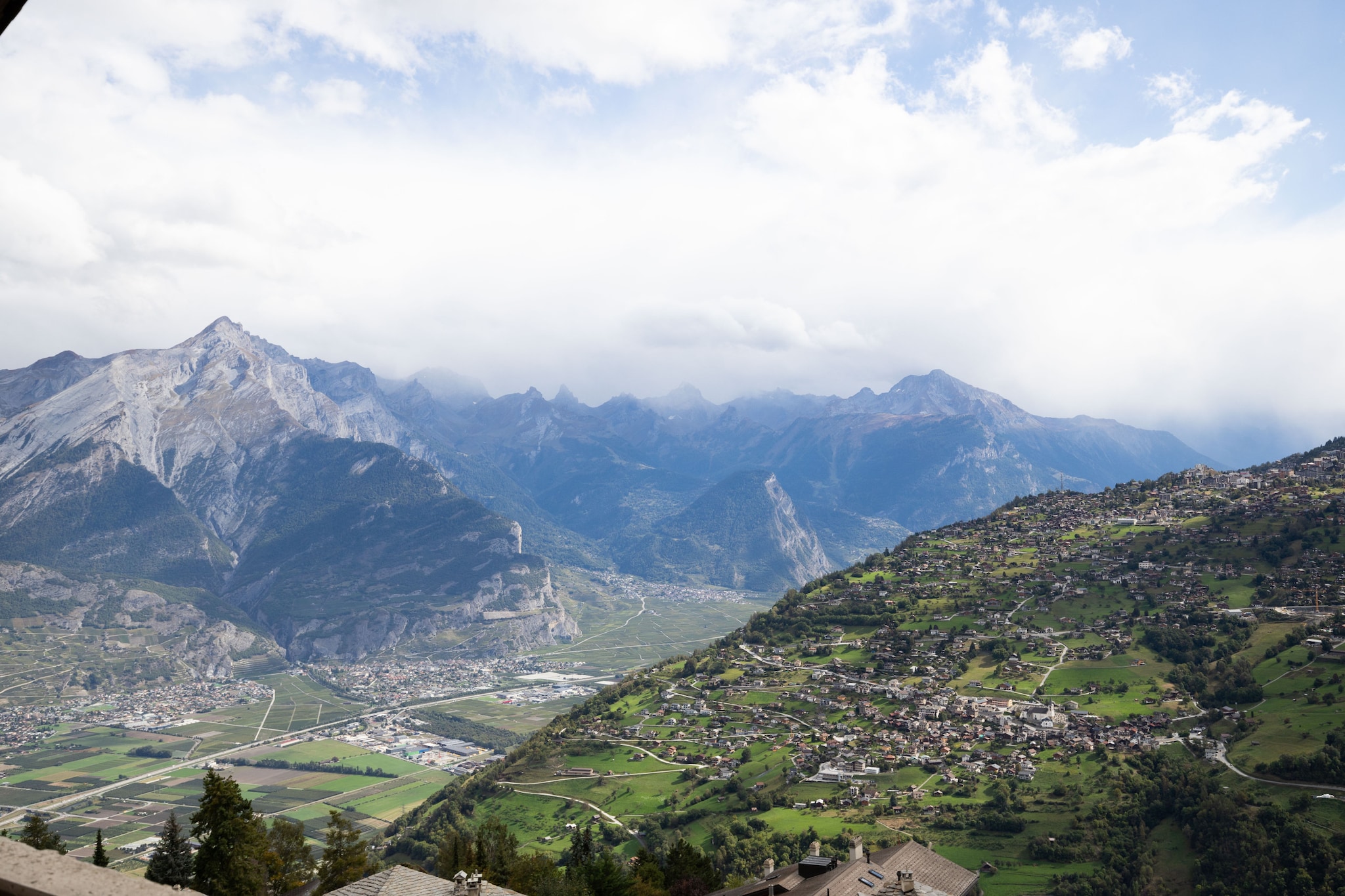 On the 3rd floor: (Living room(TV(cable, satellite), fireplace, DVD player, radio, heating(central)), open kitchen(electric kettle, toaster, coffee machine(filter), oven, microwave, dishwasher, fridge, freezer, Juicer, electric hot plates, dishes and cutlery), bedroom(double bed), bedroom(single bed, single bed), bedroom(single bed, bunk bed), bathroom(bath tub, toilet), bathroom(shower, toilet))\n\nski storage, washing machine, balcony