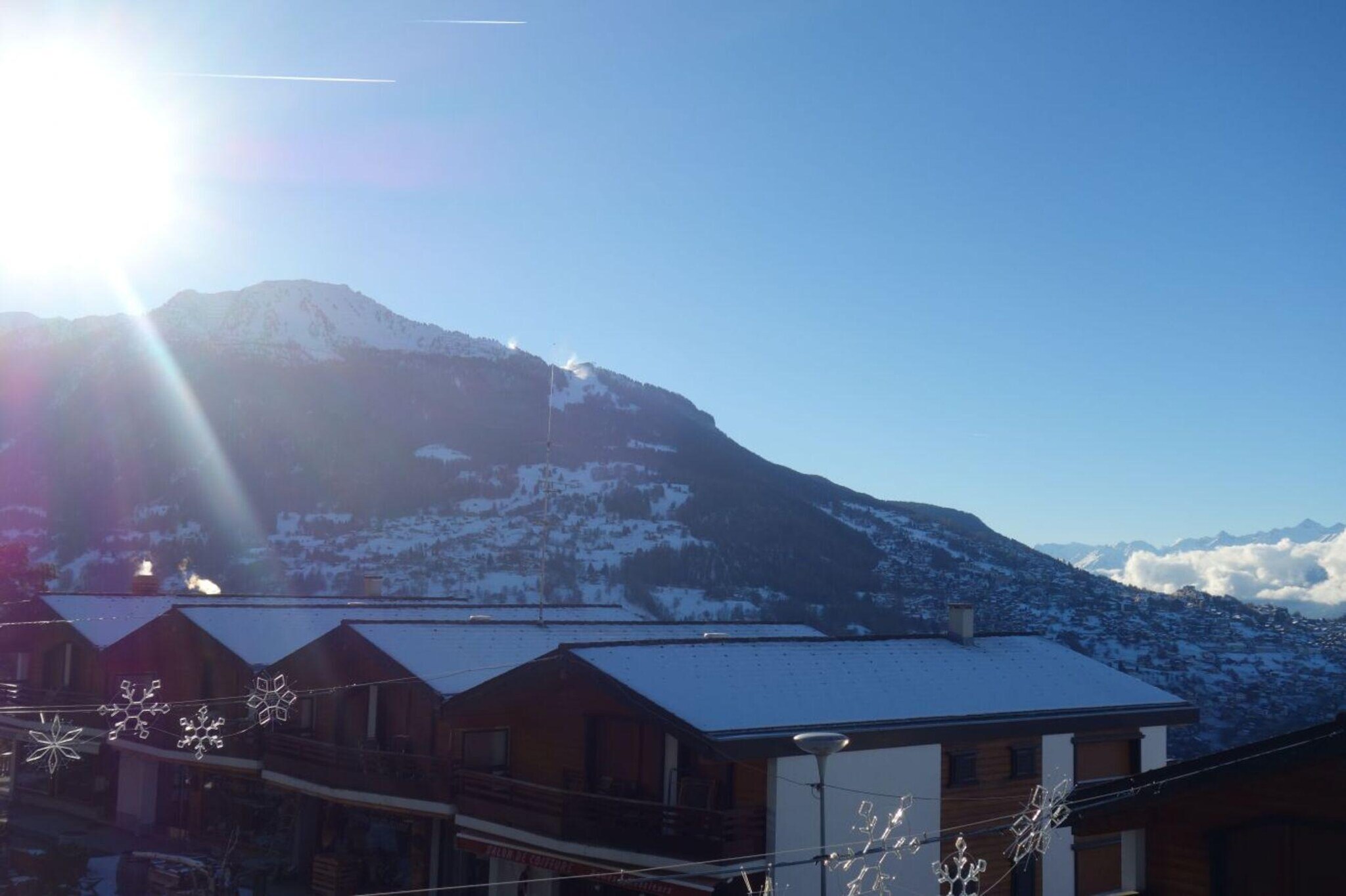 This charming 40 m² apartment in Veysonnaz offers a cozy retreat for up to 6 guests, with mountain views and modern amenities. The bright living room is furnished with a sofa bed, a decorative fireplace, and cable TV, providing a perfect space to relax. The open kitchen comes equipped with a dishwasher, fridge, oven, and coffee machine for added convenience. The sleeping arrangements include a bedroom with 2 single beds, folding bunk beds in the hall, and a bathroom with a shower and WC. A balcony provides stunning views of the Rhône Valley.
Located in the heart of the resort, this apartment is just 350 meters from the Veysonnaz gondola, making it ideal for ski lovers. Shops and restaurants are just a short walk away, and the bus station is 100 meters from the property. Leisure activities are within 400 meters, allowing easy access to everything the resort has to offer. In the summer and winter, guests can enjoy free access to the public swimming pool (closed in low/mid-season) and participate in the Sun&Fun activity program during high season, with discounts on equipment rental and more.
The apartment offers one indoor parking space (subject to availability), and pets are allowed (up to 15 kg). Ski room and laundry facilities are available in the building for added convenience. Additional services such as bed linen and towels, beds made upon arrival, final cleaning, and gourmet baskets are available at an extra charge. There are also mandatory extra costs, including tourist tax and a security deposit, which will be refunded within one month of your stay.