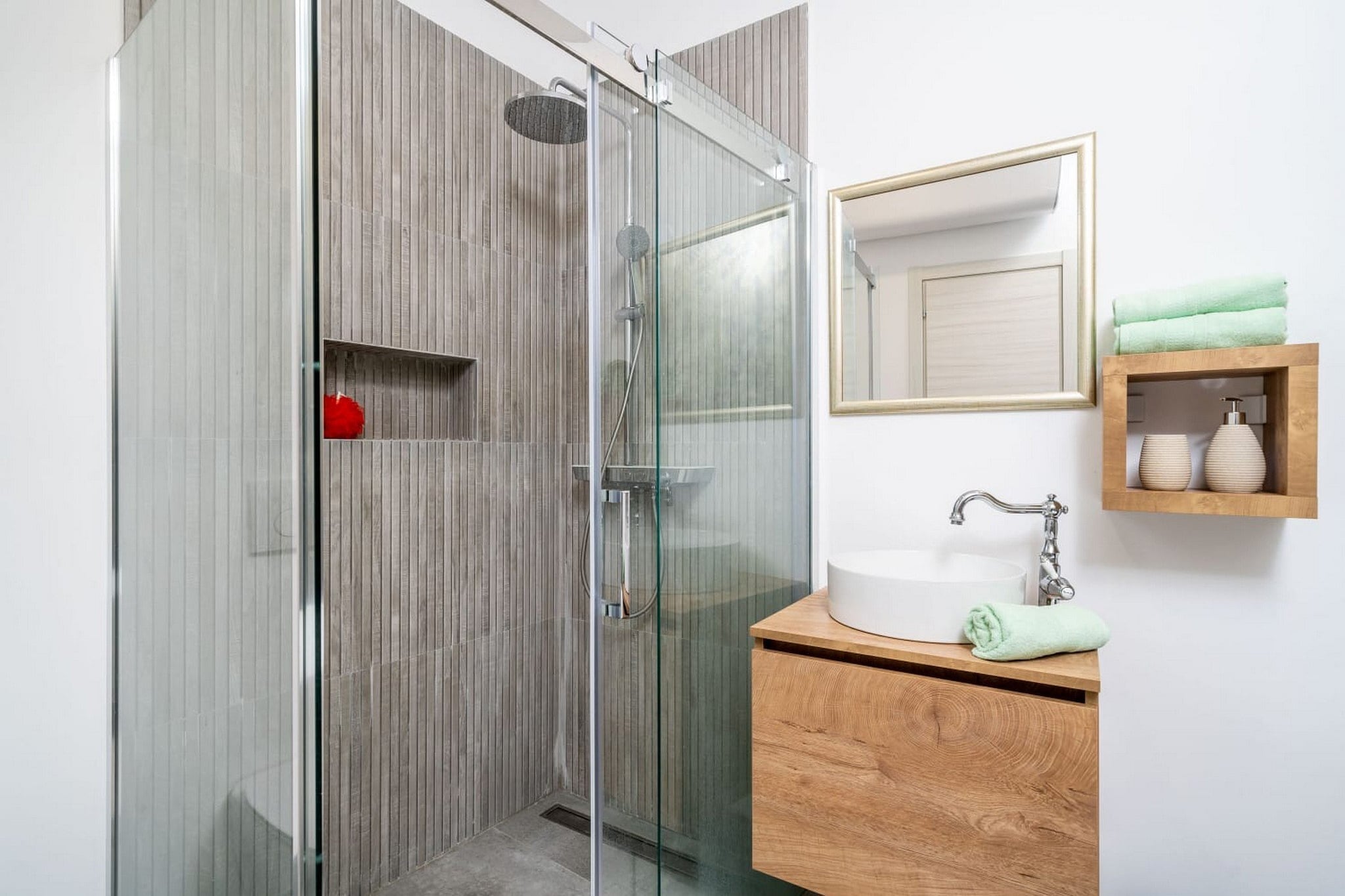 Apartment Fortuno - One Bedroom Apartment with Terrace and Sea View-Badkamer