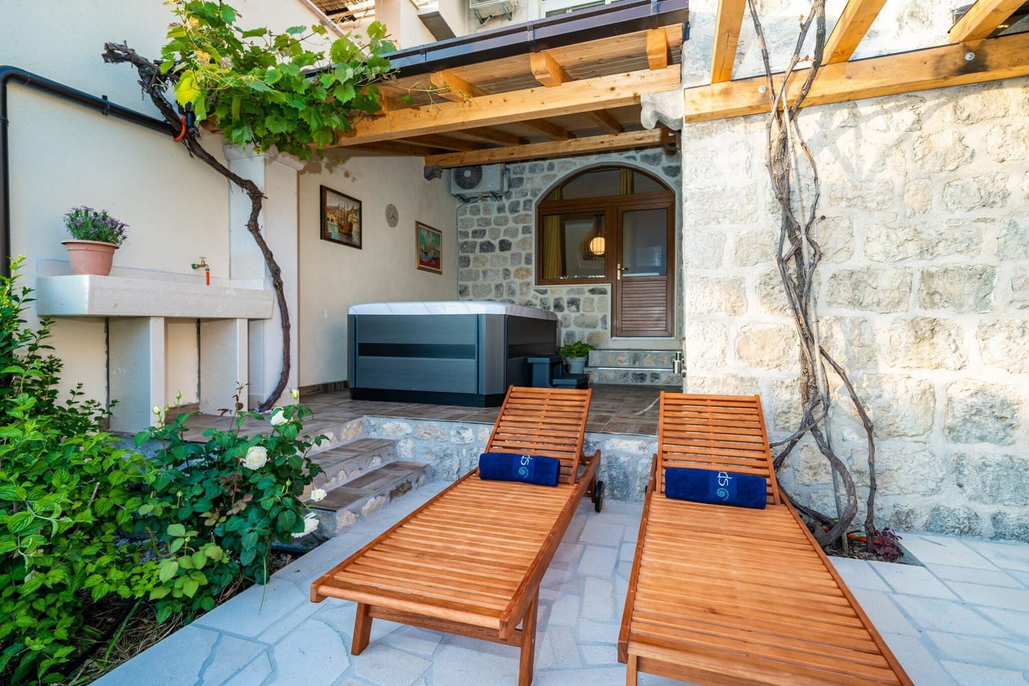 Apartment Fortuno - One Bedroom Apartment with Terrace and Sea View-Buitenlucht