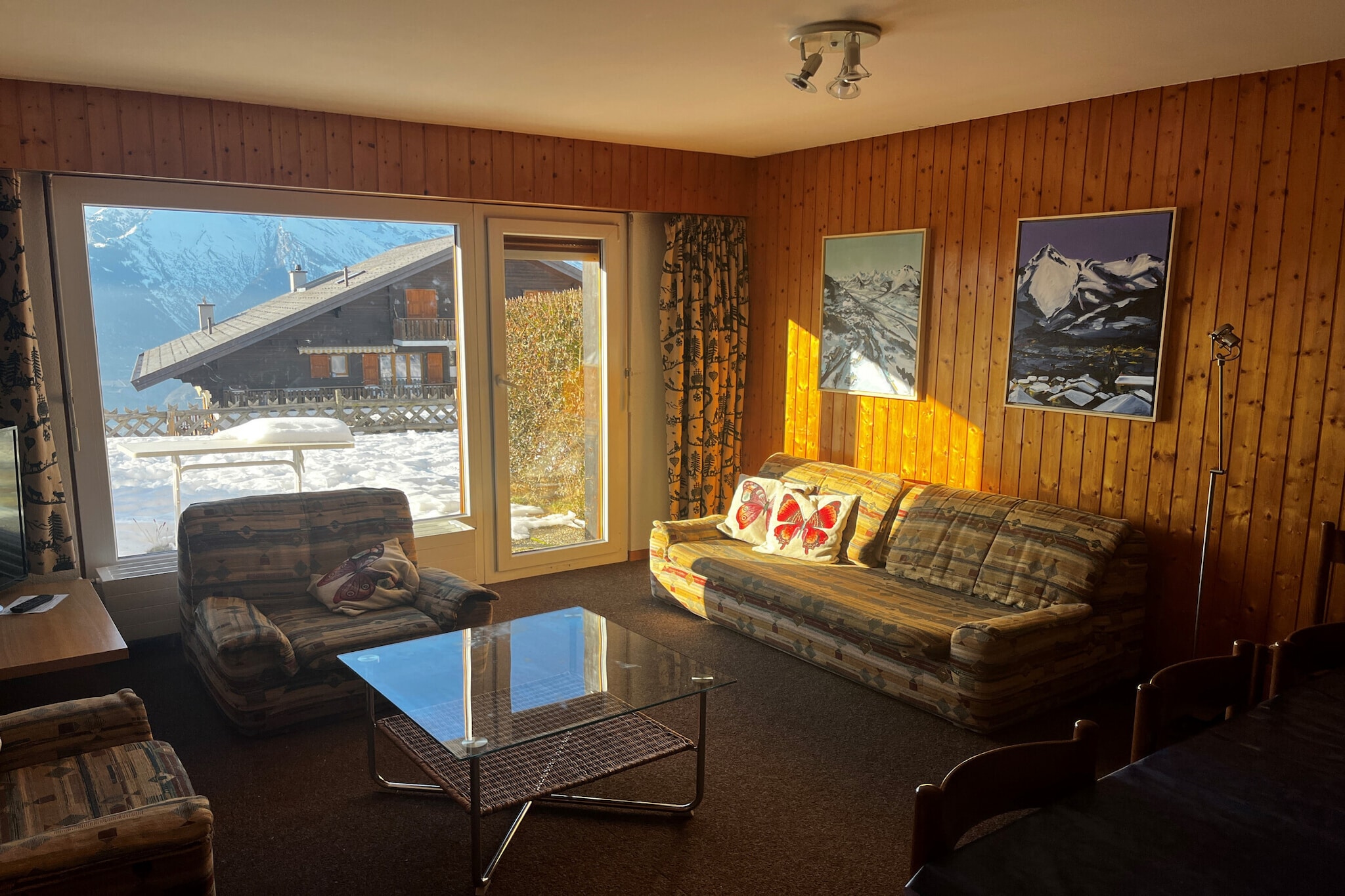 Ground floor: (Living room(double sofa bed, TV(cable, satellite), dining table, fireplace, seating area, radio), open kitchen(hob(ceramic), toaster, coffee machine, oven, microwave, dishwasher, fridge, freezer, dishes and cutlery, Cooking basics), Living/bed room(single bed(90 x 200 cm)), bedroom(single bed(90 x 200 cm), single bed(90 x 200 cm)), bedroom(bunk bed(90 x 200 cm)), bathroom(shower, washbasin, toilet), toilet(toilet), Internet access)\n\nski storage, tumble dryer, washing machine, heating(central), terrace(16 m2), garden, garden furniture, parking, swimming pool(shared with other guests), Laundry Package incl.