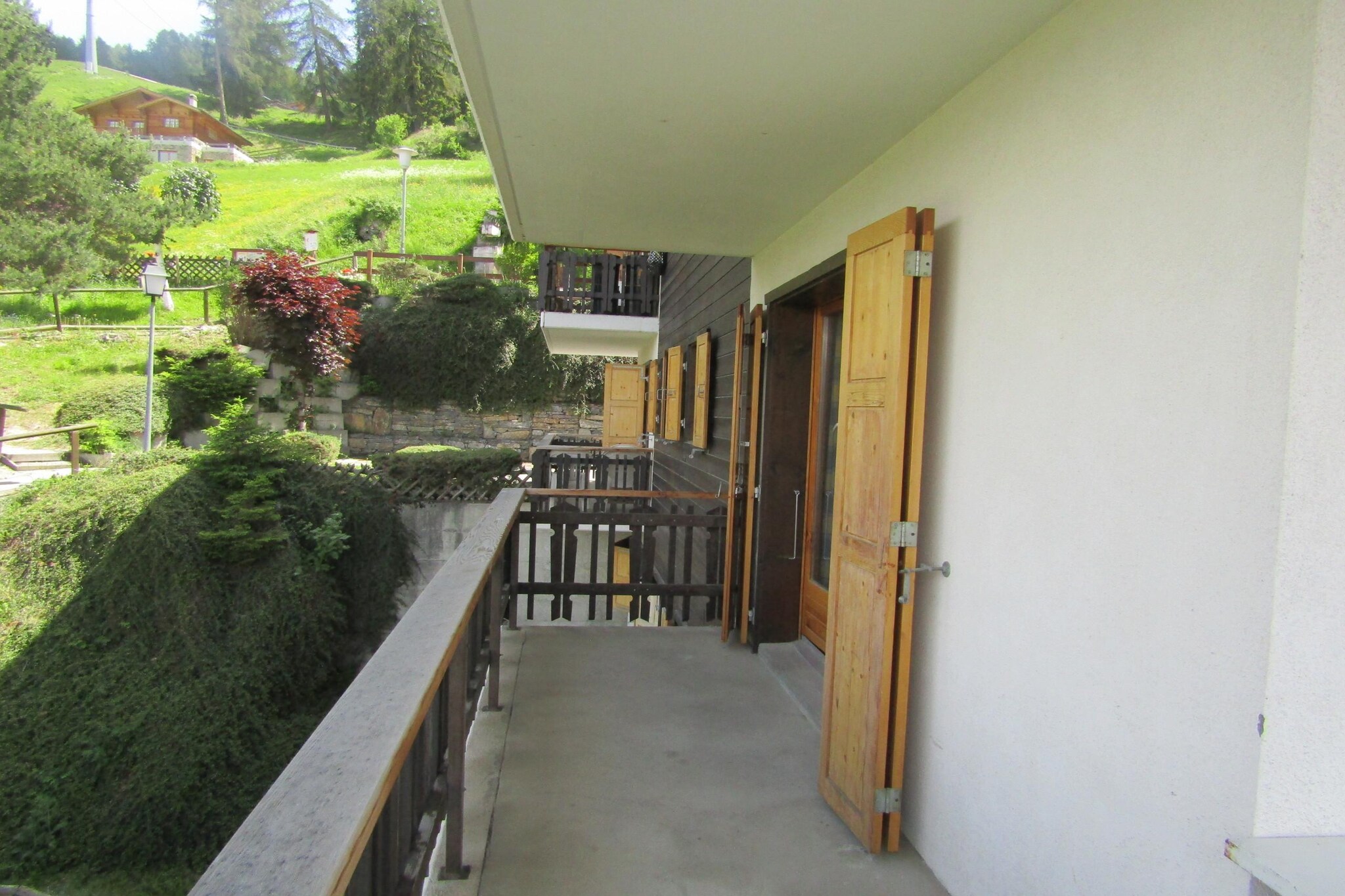 On the 2nd floor: (Living room(double sofa bed, TV(cable, satellite), decorative fireplace, radio), open kitchen(electric kettle, toaster, coffee machine(filter), oven, dishwasher, fridge, freezer, dishes and cutlery), bedroom(single bed, single bed), bedroom(single bed, single bed), bedroom(bunk bed), bathroom(bath tub), bathroom(shower), Internet access)\n\nski storage, balcony, heating(central), garden furniture, swimming pool(shared with other guests)