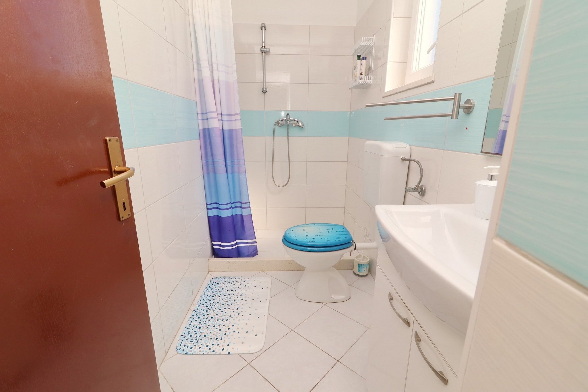 Holiday House Parive - One Bedroom Holiday Home with Terrace and Sea View-Bathroom