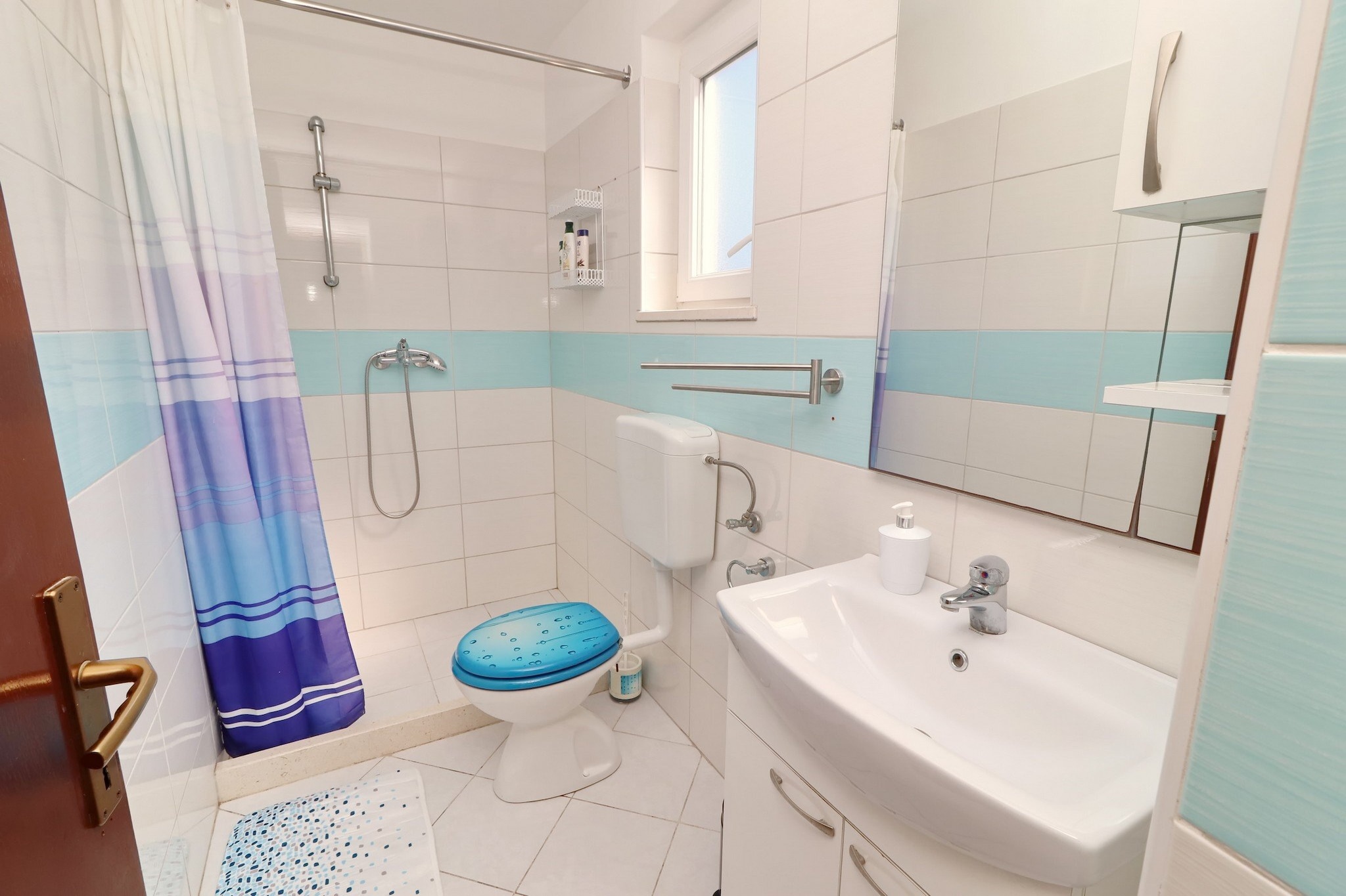 Holiday House Parive - One Bedroom Holiday Home with Terrace and Sea View-Bathroom