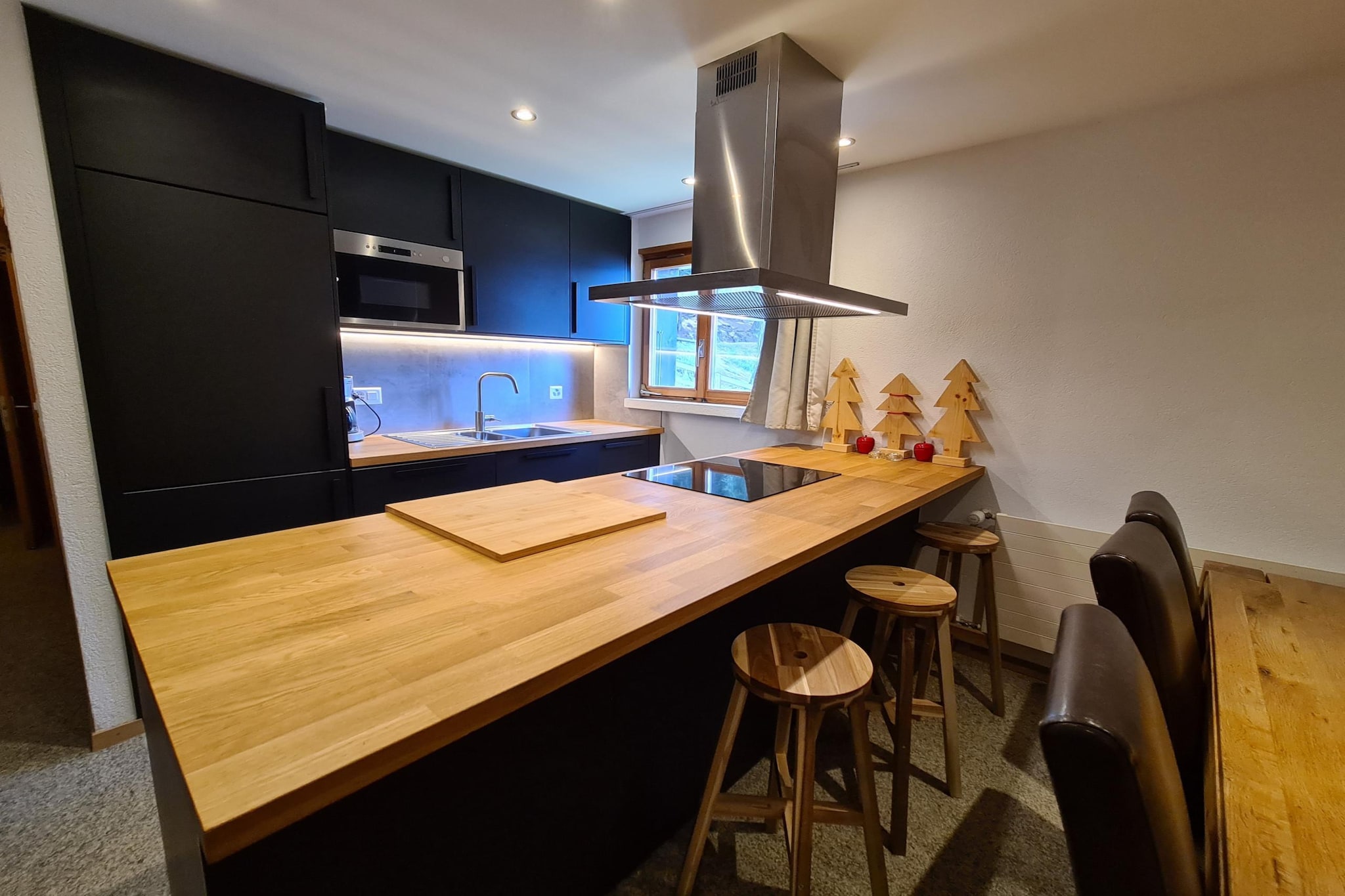 Sleep in this cozy flat nestled in the heart of Veysonnaz, Switzerland, offering breathtaking views of the valley and mountains. Accommodating up to 8 guests, this 3-star, 70 m² apartment is perfect for your 4 Vallées getaway. It features a bright living room with a sofa bed, a decorative fireplace, and an LED HD television with over 200 channels. The renovated open kitchen includes a central island, oven, microwave, coffee machine, kettle, and dishwasher, providing all the essentials for a comfortable stay.
Located in the Les Mélèzes residence, the apartment is just 15 meters from the gondola, ensuring easy access to skiing and outdoor adventures. The Bisse de Vex trail is nearby for scenic summer hikes, while the resort center, with shops and restaurants, is only 150 meters away. Additional amenities include a ski room and one indoor parking space, with additional paid parking available. Pets are allowed, making this a great choice for families traveling with furry companions.
Guests benefit from various services, including seasonal access to the public swimming pool and a family-oriented Sun&Fun activity program during the summer. There are also discounts of up to 50% on equipment rentals. Optional services such as bed linen and towels, final cleaning, and a comfort service (beds made on arrival) are available for an extra charge. Special requests like gourmet baskets and late check-out can also be arranged, ensuring a personalized experience.