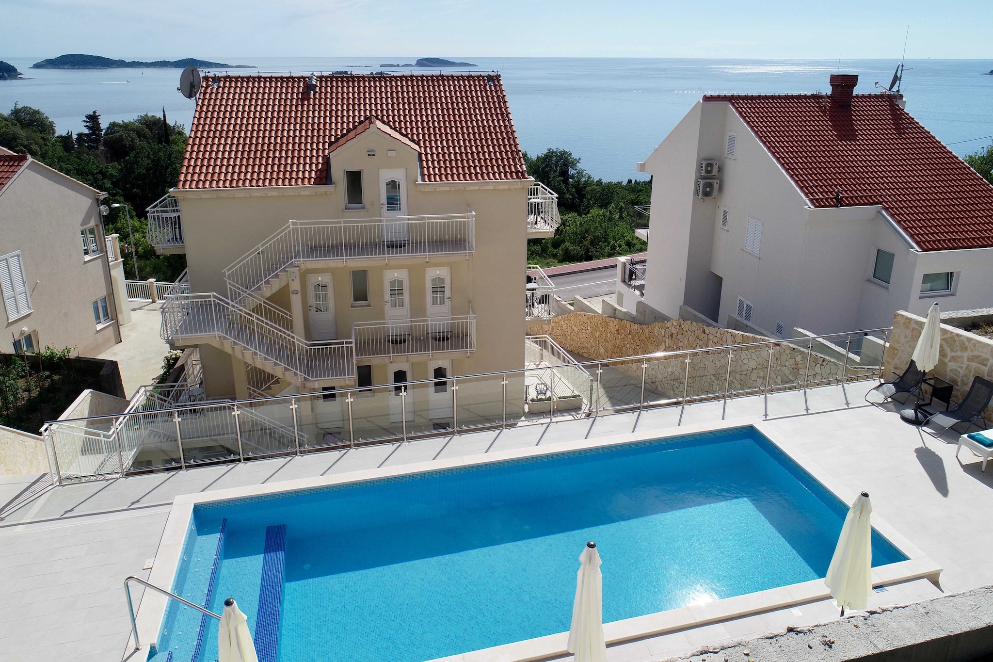Villa Samba - Two Bedroom Apartment with Balcony and Sea View-Piscine