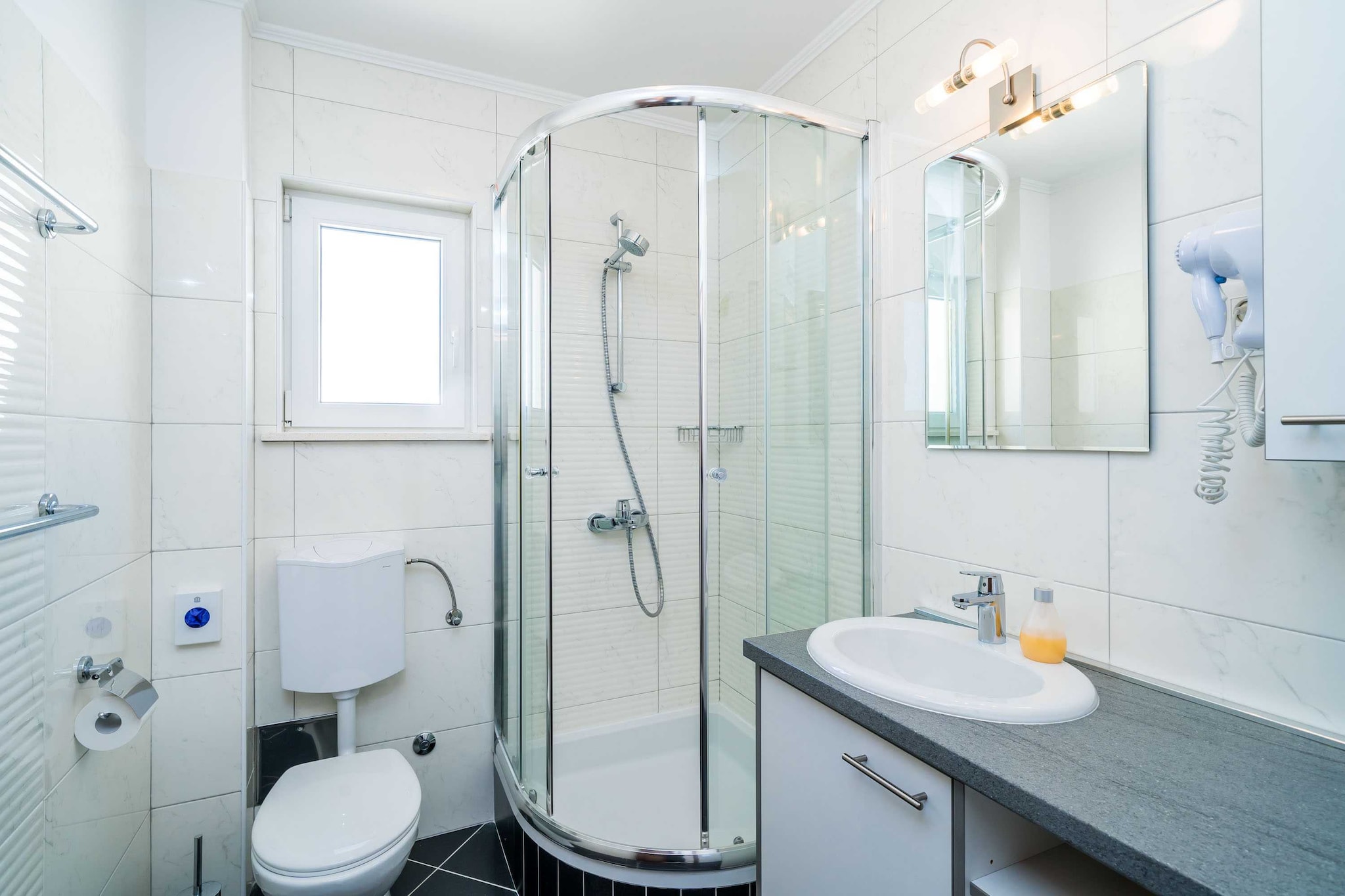 Villa Samba - Two Bedroom Apartment with Balcony and Sea View-Salle de bain