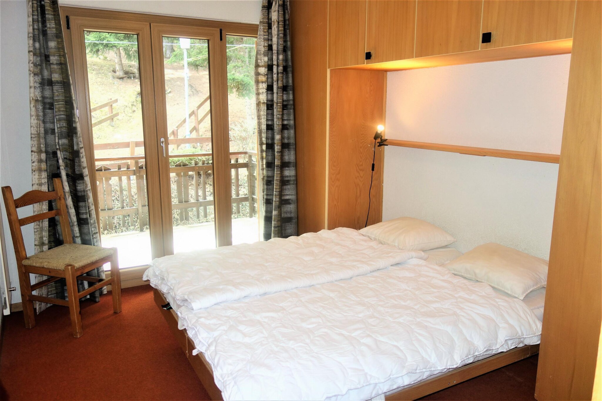 On the 3rd floor: (open kitchen(coffee machine, oven, microwave, dishwasher, fridge, freezer, dishes and cutlery(Bowls, chopsticks, plates, cups, etc.), Cooking basics(Pots and pans, oil, salt and pepper)), Living/bed room(double sofa bed(140 x 200 cm), bunk bed(80 x 190 cm), TV(cable, satellite), dining table, decorative fireplace, seating area, radio), bedroom(single bed(90 x 200 cm), single bed(90 x 200 cm)), bedroom(single bed(90 x 200 cm), single bed(90 x 200 cm)), bathroom(bath tub, washbasin, toilet), toilet(washbasin, toilet))\n\nski storage, washing machine, balcony, heating(central), garden furniture, swimming pool(shared with other guests), lift, parking (paying)