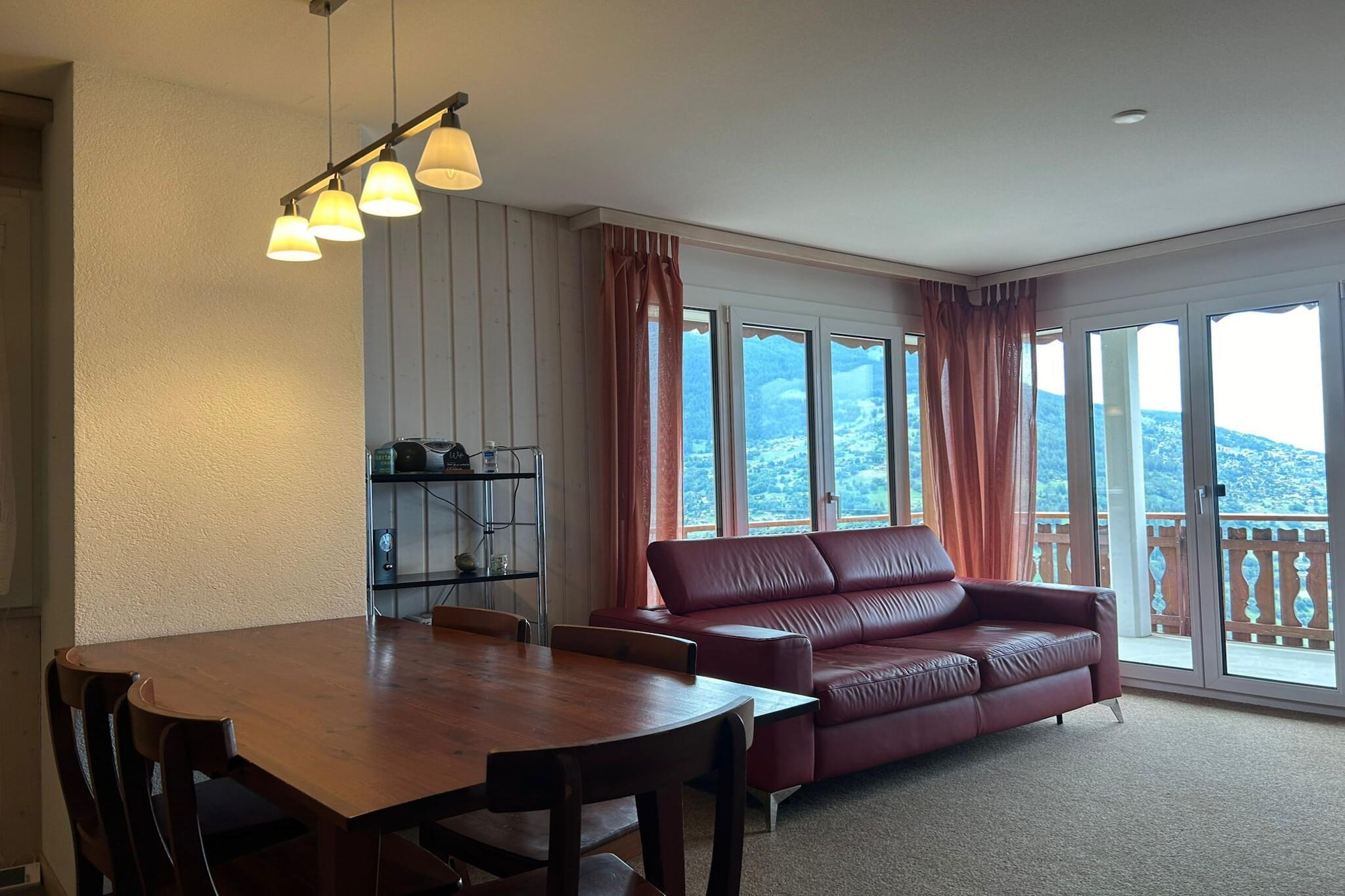 This charming 60 m² apartment in Veysonnaz offers stunning views of the valley and mountains, comfortably accommodating up to 4 guests. The bright living room features cable TV and a DVD player for entertainment. The renovated kitchen is fully equipped with a fridge/freezer, oven, coffee machine, kettle, and dishwasher. Sleeping arrangements include a bunk bed (2x 90x200) in the first bedroom and a double bed (160x200) in the second bedroom.

Located in the sunny Les Crêtes residence, the apartment is just 800 meters from the Veysonnaz cable car, 100 meters from a free winter shuttle, and 200 meters from shops and leisure activities. Guests enjoy seasonal access to the public swimming pool and the Sun&Fun activity program in summer, plus discounts on equipment rentals.

Additional amenities include a laundry and ski room in the building, with paid public parking available. Pets are not allowed. Extra costs include tourist tax and a refundable deposit. Optional services such as bed linen, comfort services, and final cleaning can be arranged for an enhanced stay.