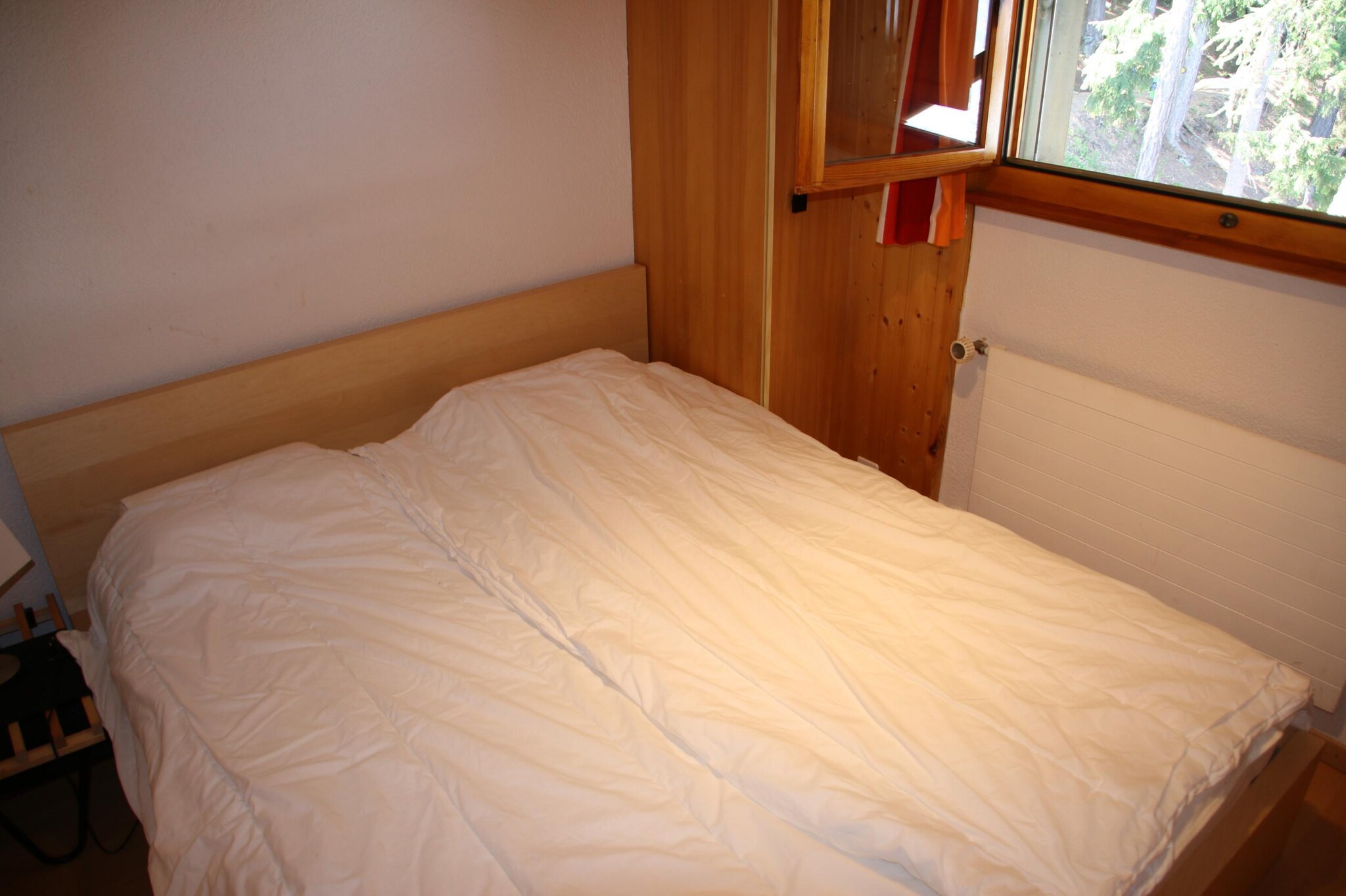 On the 4th floor: (Living room(TV(satellite), dining table, fireplace, seating area, radio), open kitchen(electric kettle, coffee machine(filter), microwave, dishwasher, fridge, freezer, Juicer, dishes and cutlery(Bowls, chopsticks, plates, cups, etc.), Cooking basics(Pots and pans, oil, salt and pepper)), bedroom(double bed(160 x 200 cm)), bedroom(single bed(90 x 200 cm), single bed(90 x 200 cm)), bedroom(bunk bed(90 x 200 cm)), bathroom(bath tub, washbasin, toilet), bathroom(shower, washbasin, toilet), Internet access)\n\nski storage, washing machine, balcony, heating(central), garden furniture, swimming pool(shared with other guests), lift