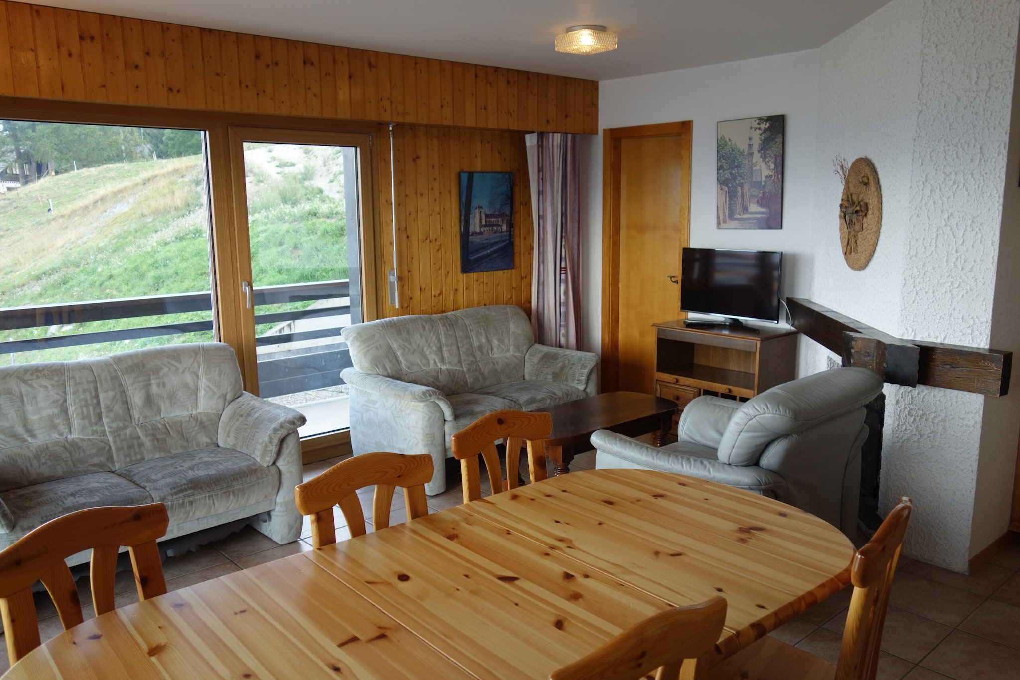 Escape to this cozy 70 m² Veysonnaz apartment for up to 8 guests. Enjoy stunning mountain views from the large balcony and relax by the decorative fireplace in the bright living room. The open kitchen features an oven, coffee machine, kettle, fondue set, and dishwasher.
Sleeping includes three bedrooms—two with twin beds, one with a double and single mattress—and a folding bunk bed in the corridor. Two bathrooms offer a bath and a shower. Laundry and ski rooms add convenience, and two indoor parking spaces are available (subject to availability). Pets are welcome.
Located 250m from the cable car and 10m from shops, with a free winter shuttle bus at the doorstep. Seasonal perks include free access to the public pool and the Sun&Fun activity program. Optional extras such as linens and cleaning can be arranged.