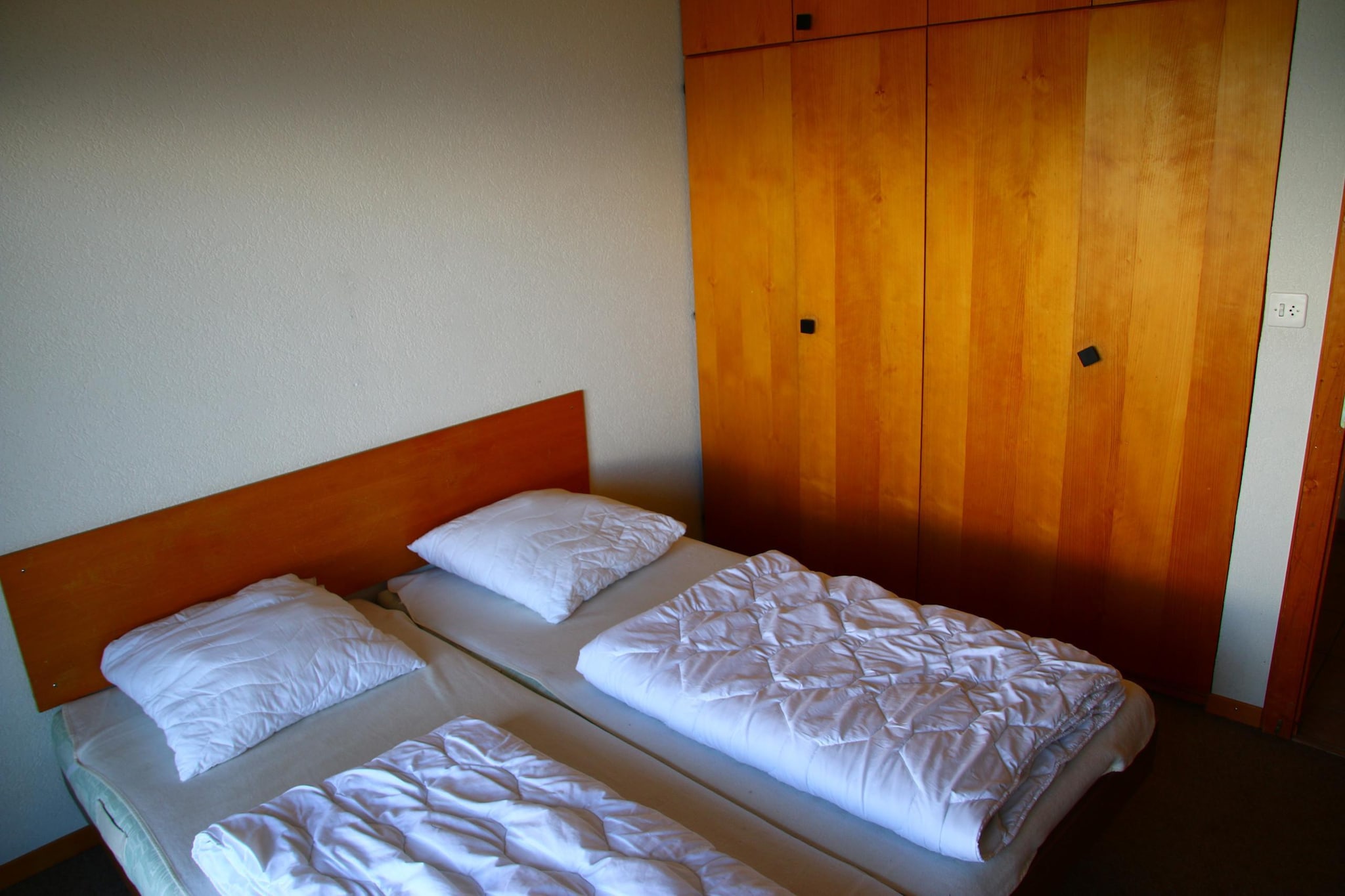 On the 1st floor: (open kitchen(electric kettle, coffee machine(filter), oven, dishwasher, fridge, freezer, dishes and cutlery(Bowls, chopsticks, plates, cups, etc.), Cooking basics(Pots and pans, oil, salt and pepper)), Living/bed room(bunk bed(80 x 190 cm), TV(cable, satellite), dining table, decorative fireplace, seating area, radio), bedroom(single bed(90 x 200 cm), single bed(90 x 200 cm)), bedroom(single bed(90 x 200 cm), single bed(90 x 200 cm)), bedroom(double bed(90 x 200 cm)), bathroom(bath tub, washbasin, toilet), bathroom(shower, washbasin, toilet), toilet(washbasin, toilet))\n\nski storage, washing machine, balcony, heating(central), garden furniture, swimming pool(shared with other guests), lift, parking (paying)