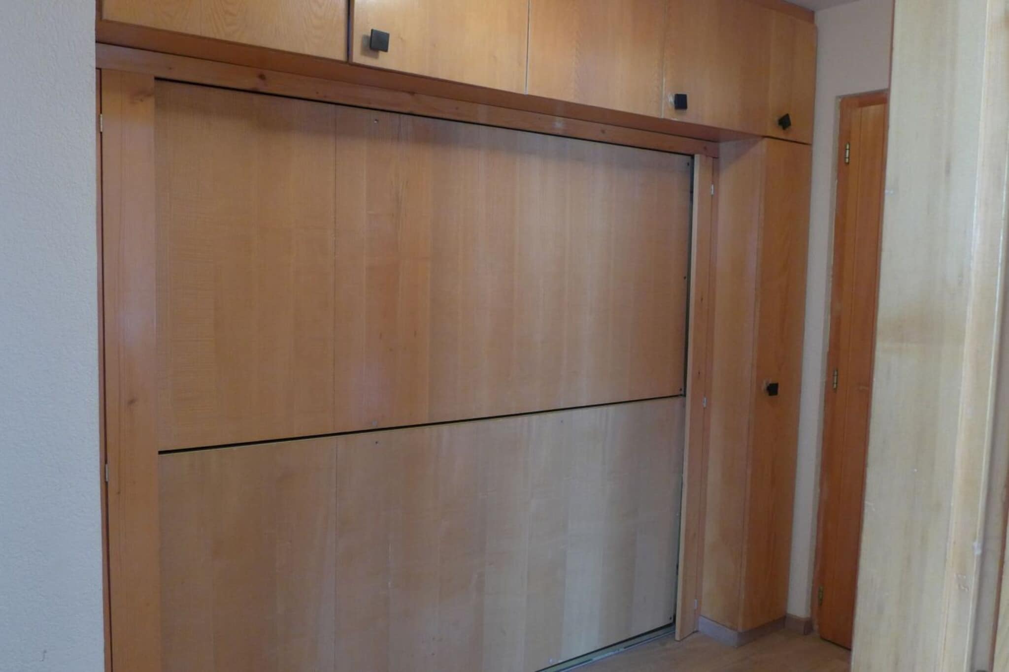 Sleep in this cozy 2-room apartment in the heart of the village of Veysonnaz, Switzerland, with breathtaking views of the valley and mountains. The apartment accommodates up to 6 people and offers a bright living room with a smart TV and a decorative fireplace, perfect for a relaxing stay. The living room includes a sofa bed (140x200), while Bedroom 1 has two single beds placed side by side. There is also a folding bunk bed (80x190) in the hall for extra sleeping space. The apartment features one bathroom with a shower and toilet, and a balcony with stunning views of the valley and garden furniture to enjoy the scenery.
The apartment is ideally located in the Diablerets residence, just 400 meters from the gondola, 40 meters from the free winter shuttle, and only 100 meters from shops and restaurants. For additional convenience, a laundry room and ski room are available in the building. Parking spaces are available in the public car park (subject to availability). Pets weighing less than 15 kilos are allowed, and guests can access the apartment via stairs or an elevator.
Alpvision offers several benefits to enhance your stay, including free access to the public swimming pool (seasonal), participation in the Sun&Fun activity program during the high summer season, and various discounts on equipment rental and services. Optional services, such as bed linen and towels, comfort services, and final cleaning, are available at an additional charge. Alpvision Residences, with over 20 years of experience, ensures that you have a memorable and comfortable stay in the Swiss Alps.