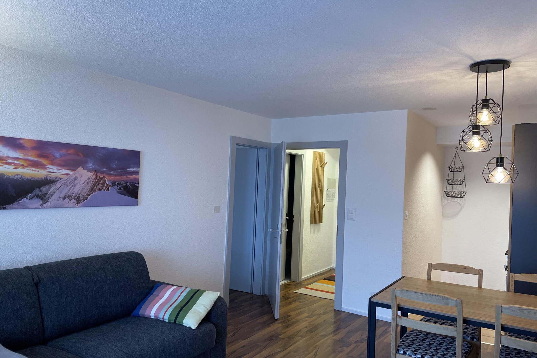 This charming holiday home comfortably accommodates up to 6 guests with 3 cozy bedrooms and modern amenities. The property is perfect for families or groups looking for a relaxing getaway, featuring a spacious living area, flat-screen TV, Wi-Fi, and a private garden. The home is pet-friendly, allowing you to bring your furry friends along for the trip. The property also offers outdoor furniture, a terrace, and barbecue facilities, ensuring a wonderful time outdoors.

Located in a vibrant neighborhood, the property is just a short walk away from a variety of attractions. Nearby, you’ll find local cafes serving delicious pastries and coffee, ideal for a morning treat. The area also boasts several charming markets where you can pick up fresh produce, local goods, and souvenirs. Guests can explore scenic walking paths offering both relaxation and adventure in the heart of nature.

The holiday home is fully equipped to meet all your needs, featuring a well-appointed kitchen with a refrigerator, microwave, oven, and dishwasher, ideal for preparing meals at home. The bathroom includes modern fixtures, with a shower and toilet for your comfort. A washing machine is also available for added convenience, ensuring a hassle-free stay for longer visits.