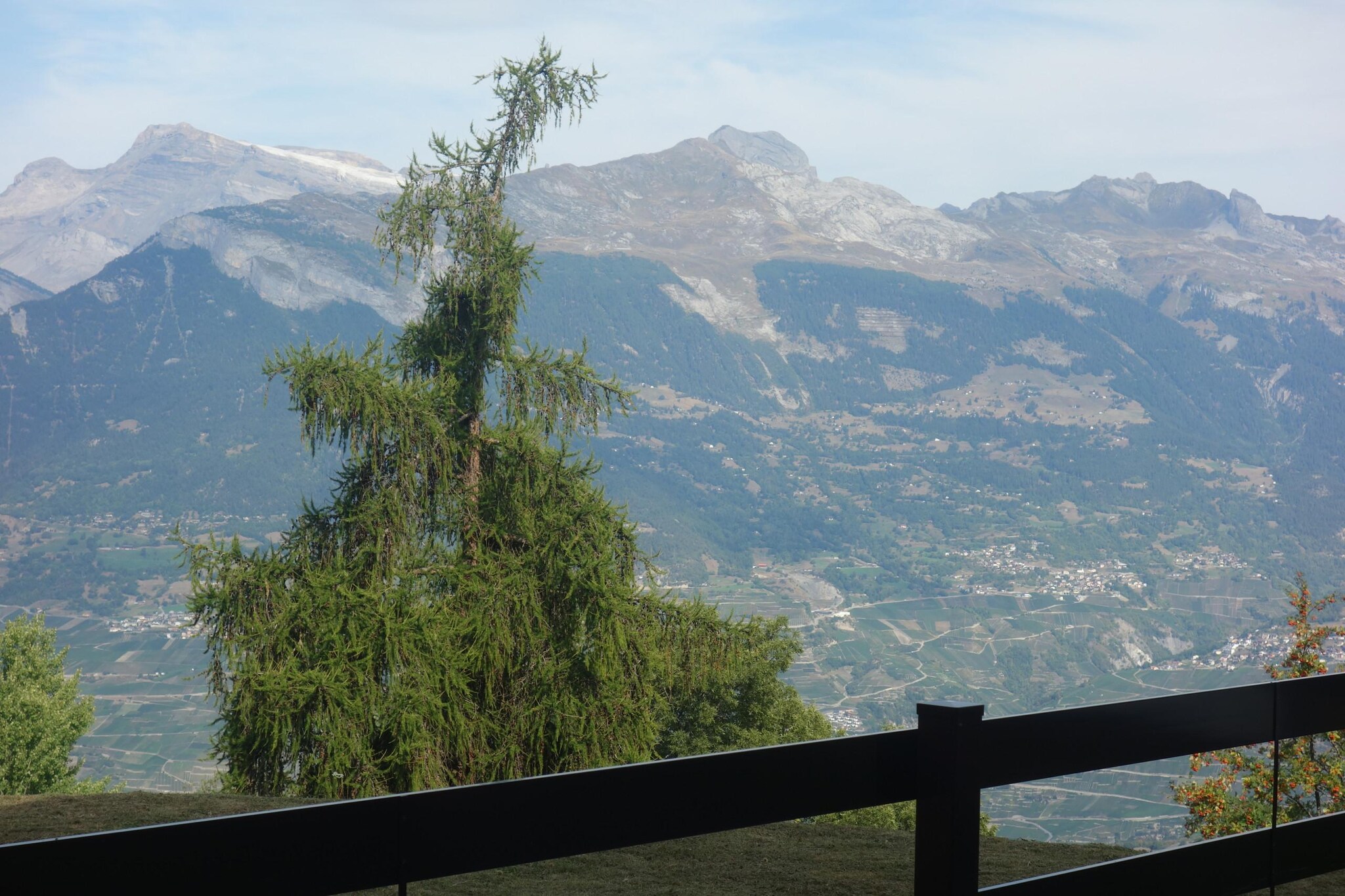 Ground floor: (Living room(single sofa bed, TV, dining table, fireplace, seating area), open kitchen(electric kettle, toaster, coffee machine(filter), oven, microwave, dishwasher, fridge, Juicer, dishes and cutlery(Bowls, chopsticks, plates, cups, etc.), Cooking basics(Pots and pans, oil, salt and pepper)), bedroom(single bed, single bed), bedroom(bunk bed(90 x 200 cm)), bedroom(single sofa bed), bathroom(bath tub, washbasin, toilet), toilet(toilet))\n\nski storage, heating(central), terrace, garden, garden furniture, BBQ, swimming pool, lift, iron, hairdryer, parking (paying)