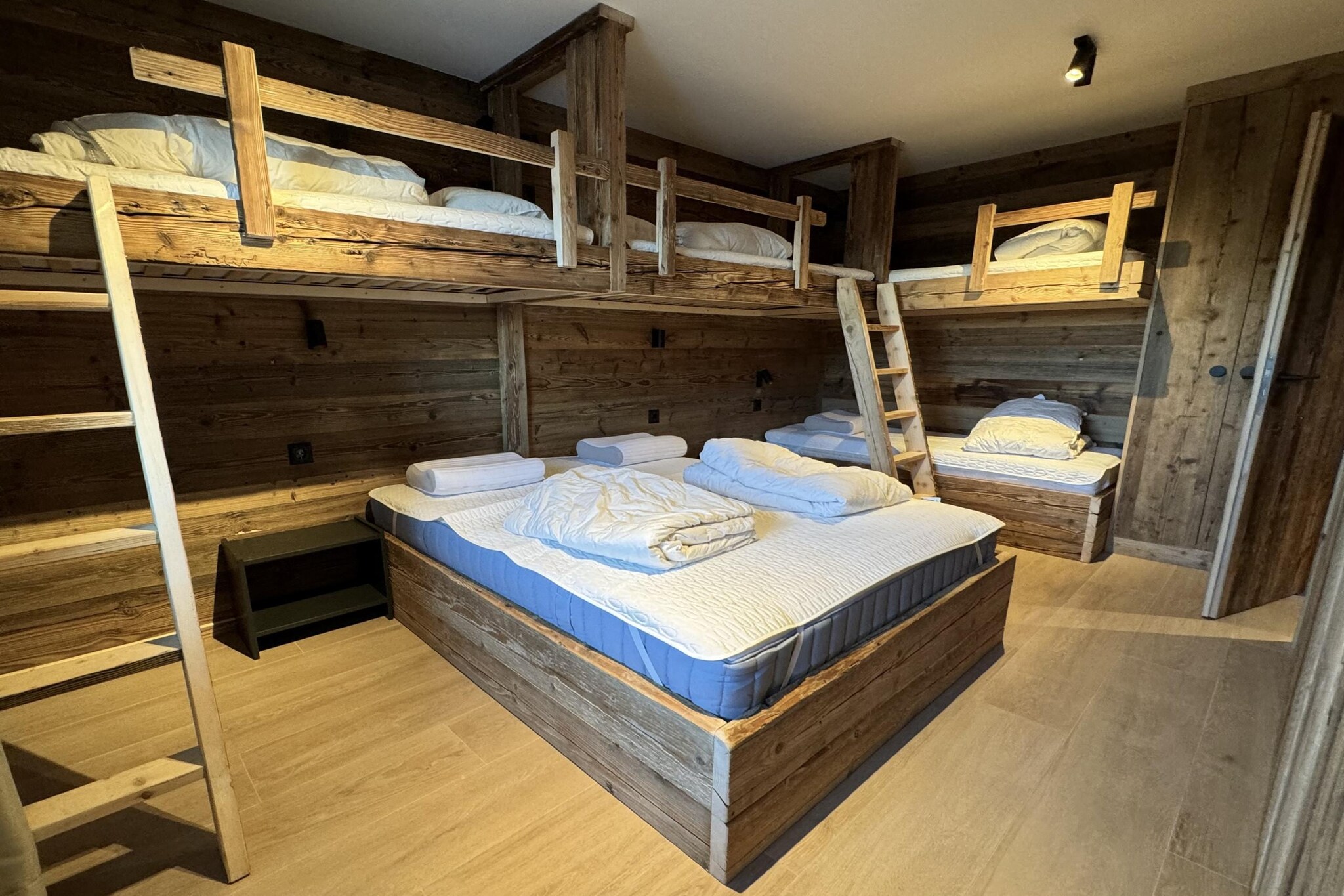 Chalet in 4 Vallées with Ski-In Access