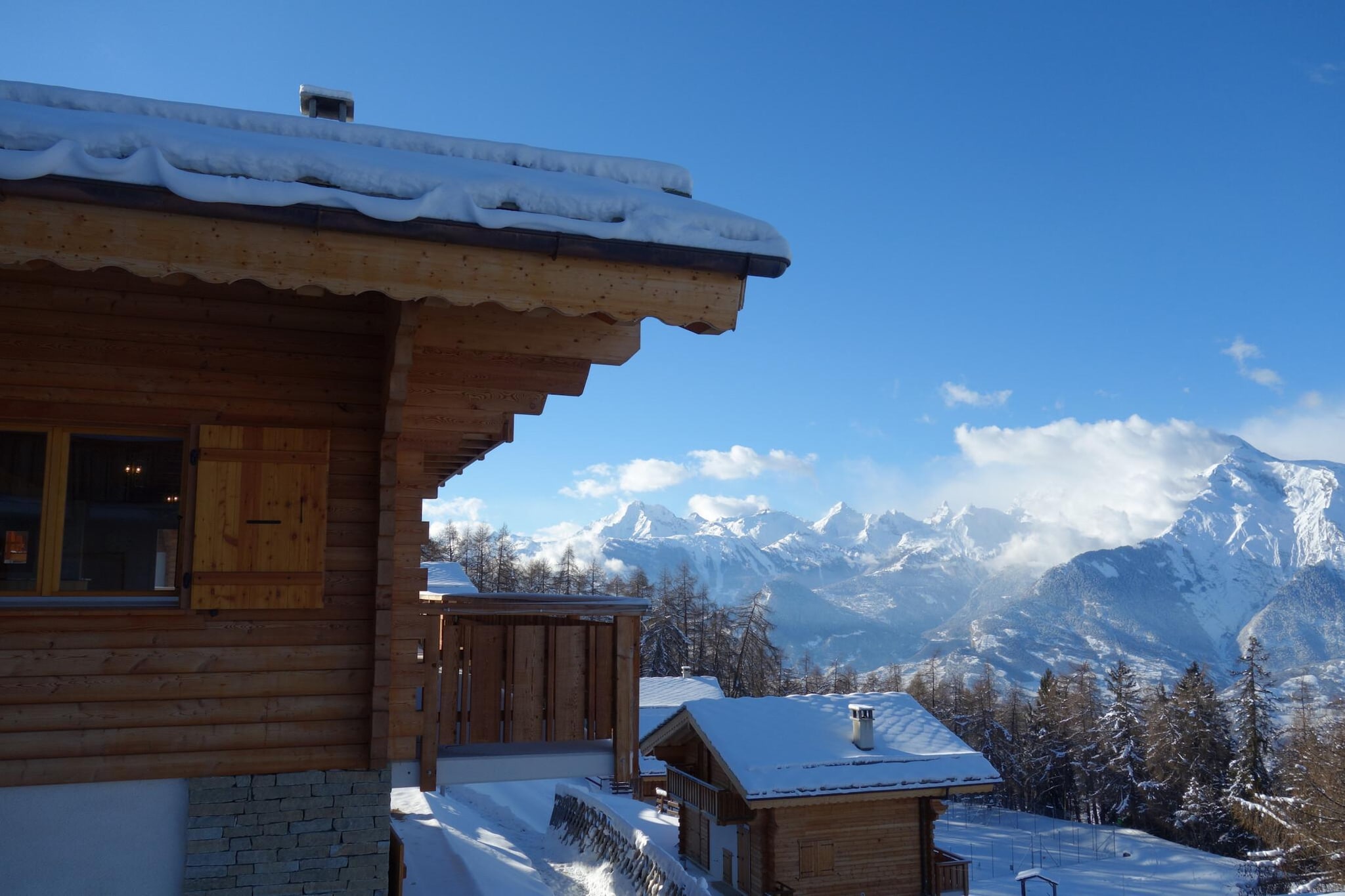 Ground floor: (open kitchen(hob(ceramic), electric kettle, toaster, coffee machine, oven, microwave, dishwasher, fridge-freezer, Juicer, dishes and cutlery(Bowls, chopsticks, plates, cups, etc.), Cooking basics(Pots and pans, oil, salt and pepper)), Living/diningroom(TV(cable, satellite), dining table, fireplace, seating area, DVD player, radio), bedroom(bunk bed, bunk bed), bedroom(double bed), bedroom(double bed), bedroom(double bed), bedroom(single bed, single bed), bathroom(bath tub, washbasin, toilet, hairdryer, shampoo), bathroom(bath tub, washbasin, toilet), bathroom(shower, washbasin, toilet), bathroom(shower, washbasin, toilet), Internet access, balcony or terrace)\n\nski storage, garage, Bubble bath, hot tub, heating(central), garden, parking, swimming pool(shared with other guests), Laundry Package incl.