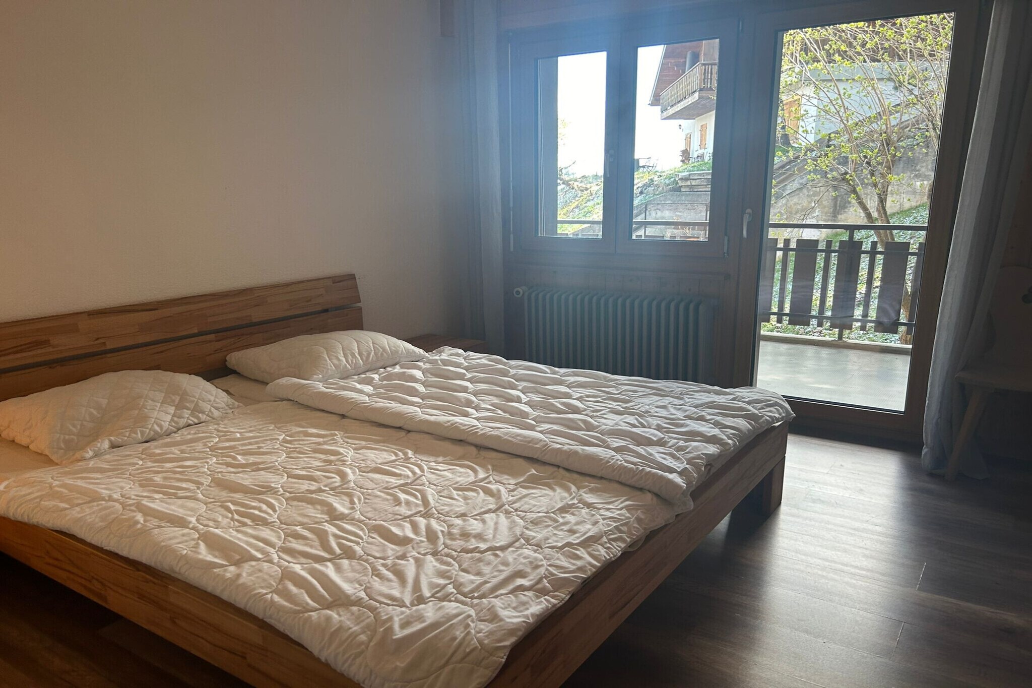 On the 4th floor: (Living room(double sofa bed, TV(cable, satellite), dining table, seating area, DVD player, radio), open kitchen(hob(ceramic), electric kettle, coffee machine, oven, microwave, dishwasher, fridge-freezer, dishes and cutlery(Bowls, chopsticks, plates, cups, etc.)), bedroom(single bed(90 x 200 cm), single bed(90 x 200 cm)), bedroom(single bed(90 x 200 cm), bunk bed(90 x 200 cm)), bathroom(shower, washbasin, toilet), Internet access)\n\nski storage, washing machine, balcony, heating(central), garden furniture, parking, swimming pool(shared with other guests), lift