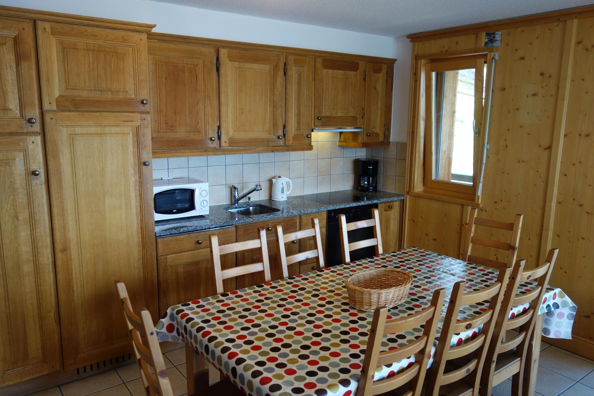 Comfortable Alpine Stay
Settle into this spacious alpine flat designed for families or groups seeking both relaxation and convenience. With a warm fireplace, a bright living area, and a balcony overlooking the Rhône valley, the space blends comfort with mountain charm. The open kitchen is fully equipped for shared meals, while four bedrooms with flexible bedding arrangements make it easy to accommodate up to eight guests. Modern essentials such as WiFi, TV, and indoor parking ensure a stress-free stay.
Prime Village Location
Located in the heart of Veysonnaz, this residence places you within a short walk of the ski lifts, local shops, and leisure facilities. The cable car is just 270 meters away, connecting you directly to the expansive slopes of the 4 Vallées ski area. During the warmer months, hiking trails and mountain biking routes begin right outside your door, offering year-round outdoor experiences. Guests also enjoy seasonal access to the public swimming pool and family-friendly programs that add extra value to their holiday.
Dining and Local Flavors
After a day of exploring, enjoy authentic Swiss cuisine at nearby restaurants such as Greppon-Blanc or Chalet Royal, both within walking distance. For a more casual atmosphere, La Tanière offers local favorites in a cozy alpine setting. The town of Sion, just a short drive away, expands your options with diverse dining, wine tasting, and cultural experiences.