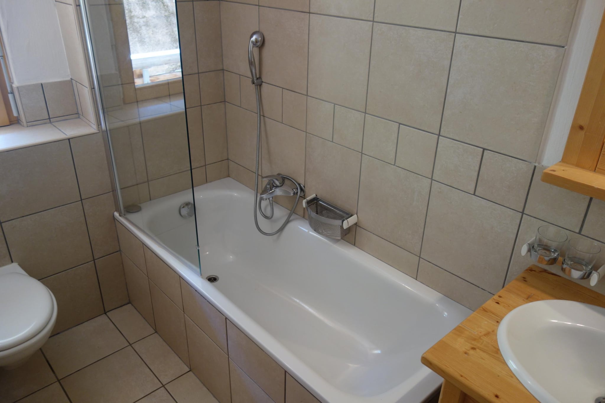 On the 3rd floor: (Living room(TV(cable, satellite), fireplace, seating area, DVD player, radio), open kitchen(electric kettle, toaster, coffee machine(filter), oven, microwave, dishwasher, fridge, freezer, dishes and cutlery), bedroom(single bed, single bed), bedroom(single bed, single bed), bedroom(single bed, single bed), Bedroom with bathroom(single bed, single bed, bath tub, toilet), bathroom(shower, toilet, hairdryer), hall(bunk bed), Internet access)\n\nski storage, washing machine, balcony, heating(central), garden furniture, lift