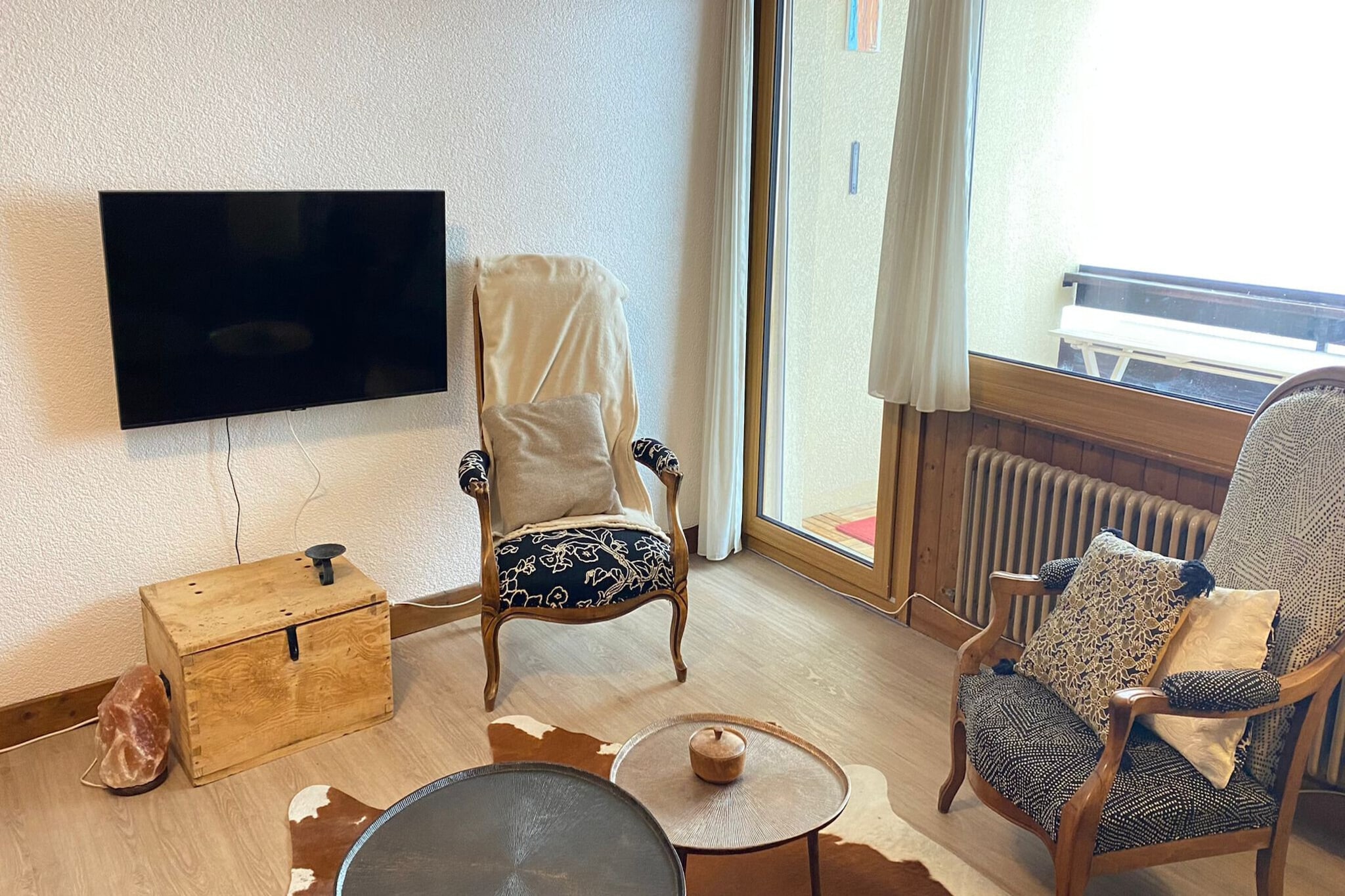 On the 6th floor: (open kitchen(toaster, coffee machine, oven, microwave, dishwasher, fridge-freezer, electric hot plates, dishes and cutlery(Bowls, chopsticks, plates, cups, etc.)), Living/bed room(double sofa bed, TV(cable, satellite), dining table, seating area, radio), bedroom(double bed, double sofa bed), bathroom(bath tub, washbasin, toilet), Internet access)\n\nski storage, washing machine, balcony, heating(central), garden furniture, swimming pool(shared with other guests), lift