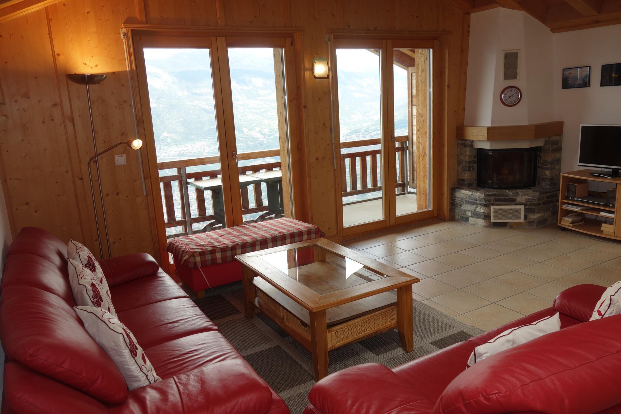 On the 5th floor: (hallway(bunk bed), Living room(TV(satellite), fireplace, DVD player, radio), open kitchen(hob(ceramic), electric kettle, toaster, coffee machine, oven, microwave, dishwasher, fridge, freezer, dishes and cutlery), bedroom(single bed, single bed), Bedroom with bathroom(single bed, single bed, bath tub, toilet), bathroom(shower, toilet, hairdryer), Internet access)\n\nski storage, washing machine, balcony, heating(central), garden furniture, lift