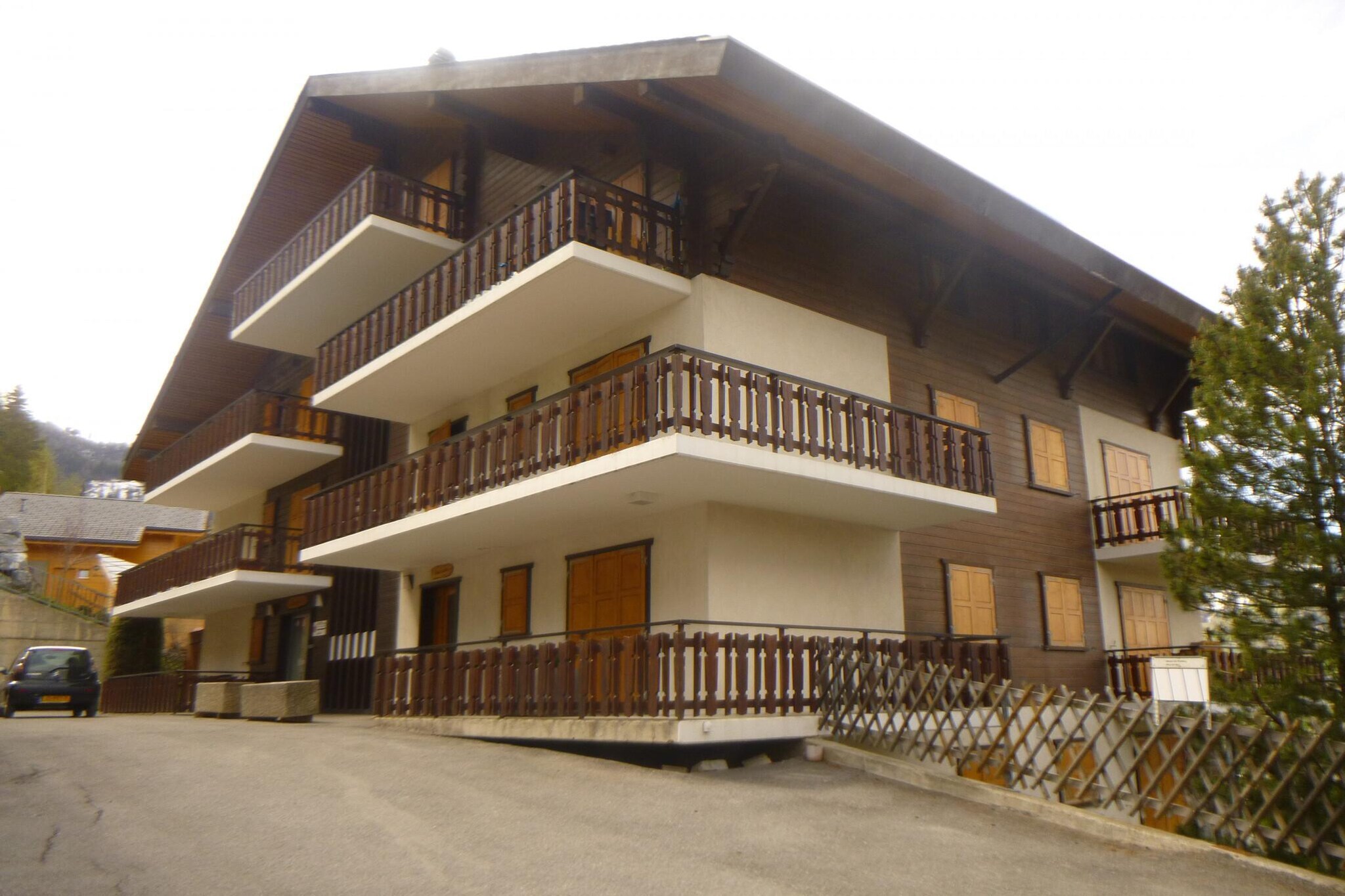 This inviting apartment accommodates up to nine guests and features three well-appointed bedrooms, making it perfect for families or groups. The living area includes a comfortable sofa, creating a cozy space for relaxation. Guests can enjoy the fresh air on a private balcony, while the pet-friendly policy allows for small animals. Additional amenities such as ski equipment rentals and bikes enhance the stay, and complimentary activities like guided tours are available to enrich the experience.
Ideally situated, the apartment is just a short distance from key attractions, including local shops and dining options. The nearest ski lifts are only a 10-minute walk away, while public transportation options, including a bus stop and train station, are easily accessible. Guests arriving by air will find the nearest airport within a reasonable driving distance, ensuring convenient travel options. This central location allows visitors to fully explore the vibrant surroundings and partake in seasonal events.
The apartment boasts a fully equipped kitchen, featuring modern appliances such as a refrigerator, oven, and dishwasher, enabling guests to prepare meals with ease. In addition to the kitchen, essential amenities include high-speed Wi-Fi and laundry facilities, catering to the needs of longer stays. Thoughtful touches, such as entertainment options and outdoor furniture, create a comfortable atmosphere, ensuring a memorable and enjoyable stay for all guests.