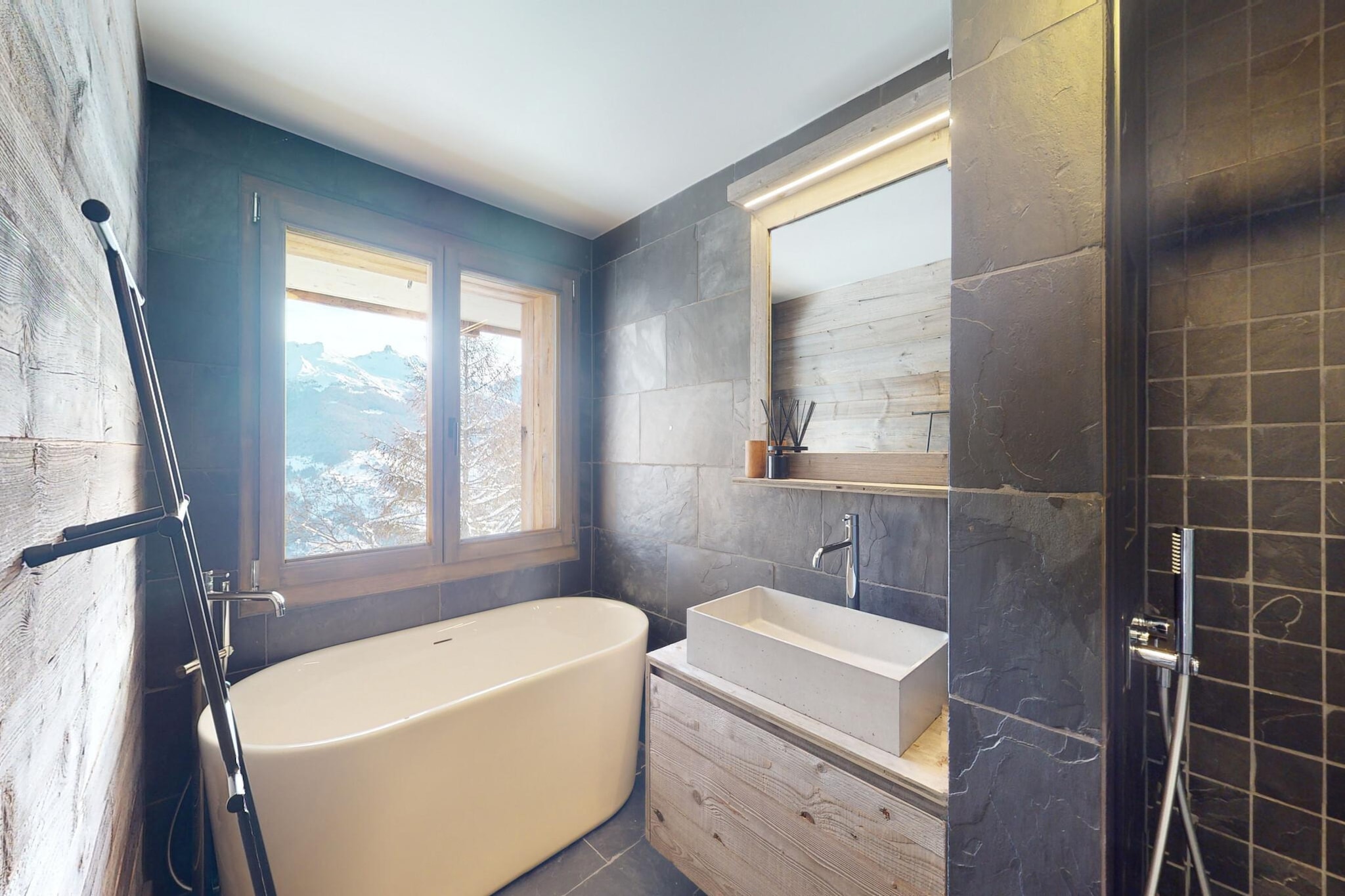 Ecureuil noir COSY & QUIET chalet 10 personnes-Bathroom