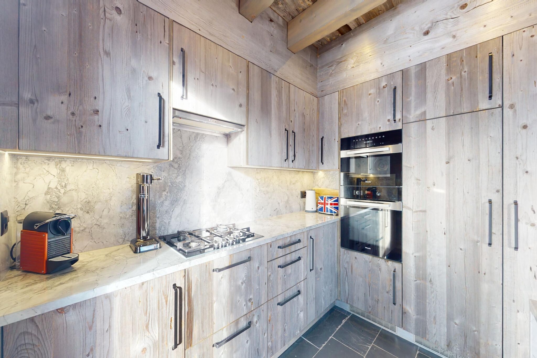 Ecureuil noir COSY & QUIET chalet 10 personnes-Kitchen