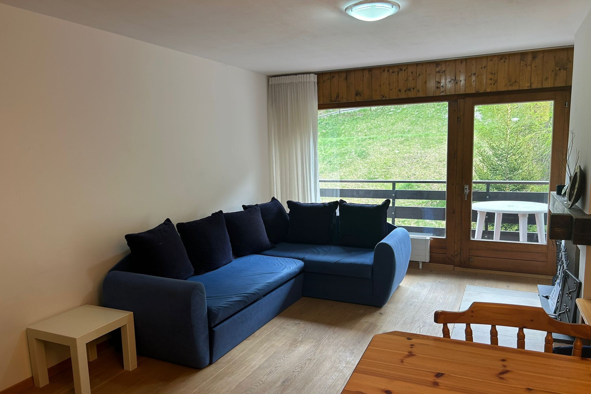 Welcome to this apartment, a cozy retreat in the heart of Veysonnaz, Switzerland, offering breathtaking views of the valley and mountains. This charming 3* apartment accommodates up to 4 guests, making it the perfect getaway in the renowned 4 Vallées.
Located on the fourth floor, this 40 m² flat features a bright living room with a comfortable sofa bed, a decorative fireplace, and cable TV, creating a welcoming atmosphere for relaxation. The kitchen is equipped with a fridge, oven, filter coffee machine, and dishwasher, allowing for easy meal preparation. The sleeping arrangements include a single bed in the hall, as well as a bedroom with two single beds pushed together for added comfort. The bathroom comes complete with a bath and WC.
Step outside to your private balcony, where you can enjoy mountain views while sipping your morning coffee or unwinding after a day of adventure. Additional amenities include a laundry room (available for a fee), a ski room for your equipment, and public parking available at the beginning of the resort, subject to availability.
The La Ramuge residence boasts a prime location surrounded by shops and restaurants, just 450m from the cable car and 30m from the free winter shuttle bus, making it easy to access all that Veysonnaz has to offer.
Enhance your stay with exclusive Alpvision benefits, including access to the public swimming pool during summer and winter, the Sun&Fun activity program for families during high summer, and discounts of up to 50% on equipment rentals.
Optional services such as bed linen and towel rentals, bed-making, final cleaning, and gourmet baskets are available to elevate your holiday experience.
Experience the enchanting Swiss Alps with Alpvision—your ideal mountain escape awaits!