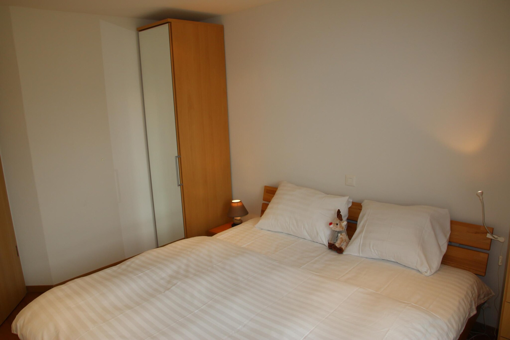 On the 2nd floor: (Living room(TV(satellite), fireplace, radio), open kitchen(coffee machine, oven, dishwasher, fridge, freezer, dishes and cutlery), bedroom(single bed, single bed), bedroom(single bed, single bed, single bed), bathroom(bath tub, toilet, hairdryer), bathroom(shower, toilet))\n\nski storage, hot tub, sauna, washing machine, balcony, heating(central), garden furniture, parking, lift