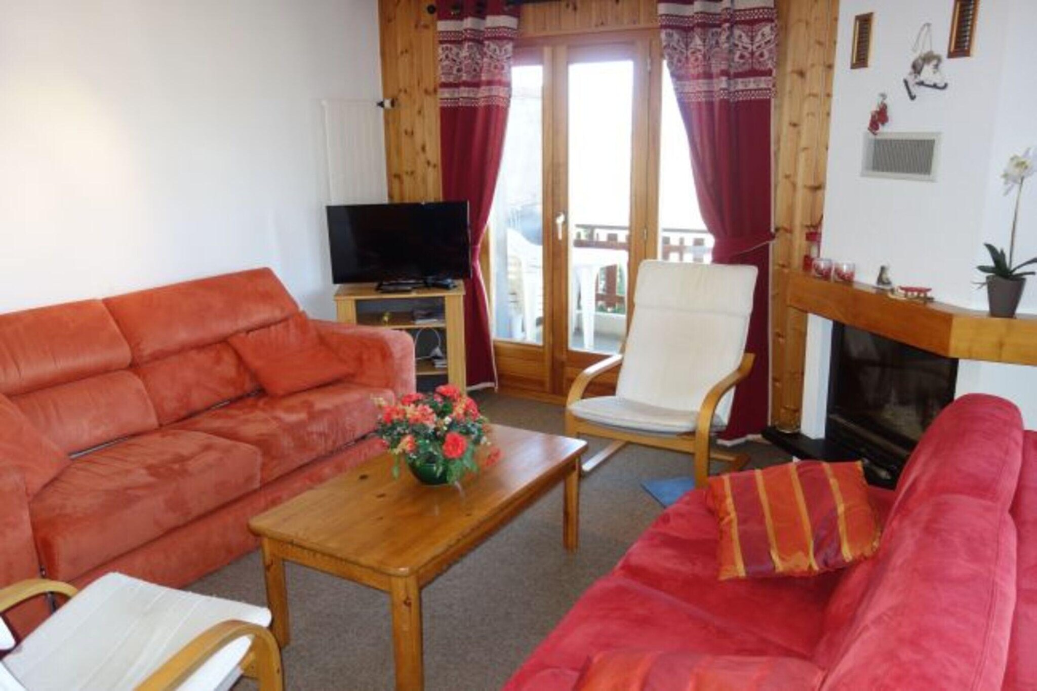 This charming flat is designed for comfort, accommodating up to 8 guests amidst the serene mountain landscape of Veysonnaz. With three bedrooms featuring two single beds each, and a spacious living room with a sofa bed, this 125 m² retreat is perfect for families or small groups. Guests can enjoy a large terrace offering stunning views of the slopes, along with amenities like Wi-Fi and a flat-screen TV. While pets are not permitted, guests can opt for additional services such as bed linens and towels for a hassle-free stay. Free access to a public swimming pool and seasonal activities is included, enhancing your holiday experience.

Situated directly on the Veysonnaz ski slope, this flat offers ski-in/ski-out access, ensuring effortless transitions between the slopes and your accommodation. The nearest cable car is just 150 meters away, with shopping and leisure facilities located within a 700-meter radius. For those traveling by air or rail, the proximity to local transport hubs makes it easy to reach this beautiful alpine destination. The peaceful setting is ideal for exploring numerous hiking trails and enjoying nature.

The fully equipped open kitchen includes modern appliances such as a ceramic hob, oven, microwave, and dishwasher, allowing for convenient meal preparation. The two bathrooms feature a combination of a shower and a separate toilet, catering to the needs of larger groups. Additional amenities include a ski room for equipment storage and laundry facilities available on-site for a fee. Elevators provide easy access to the flat, ensuring a comfortable stay in this well-appointed mountain getaway.