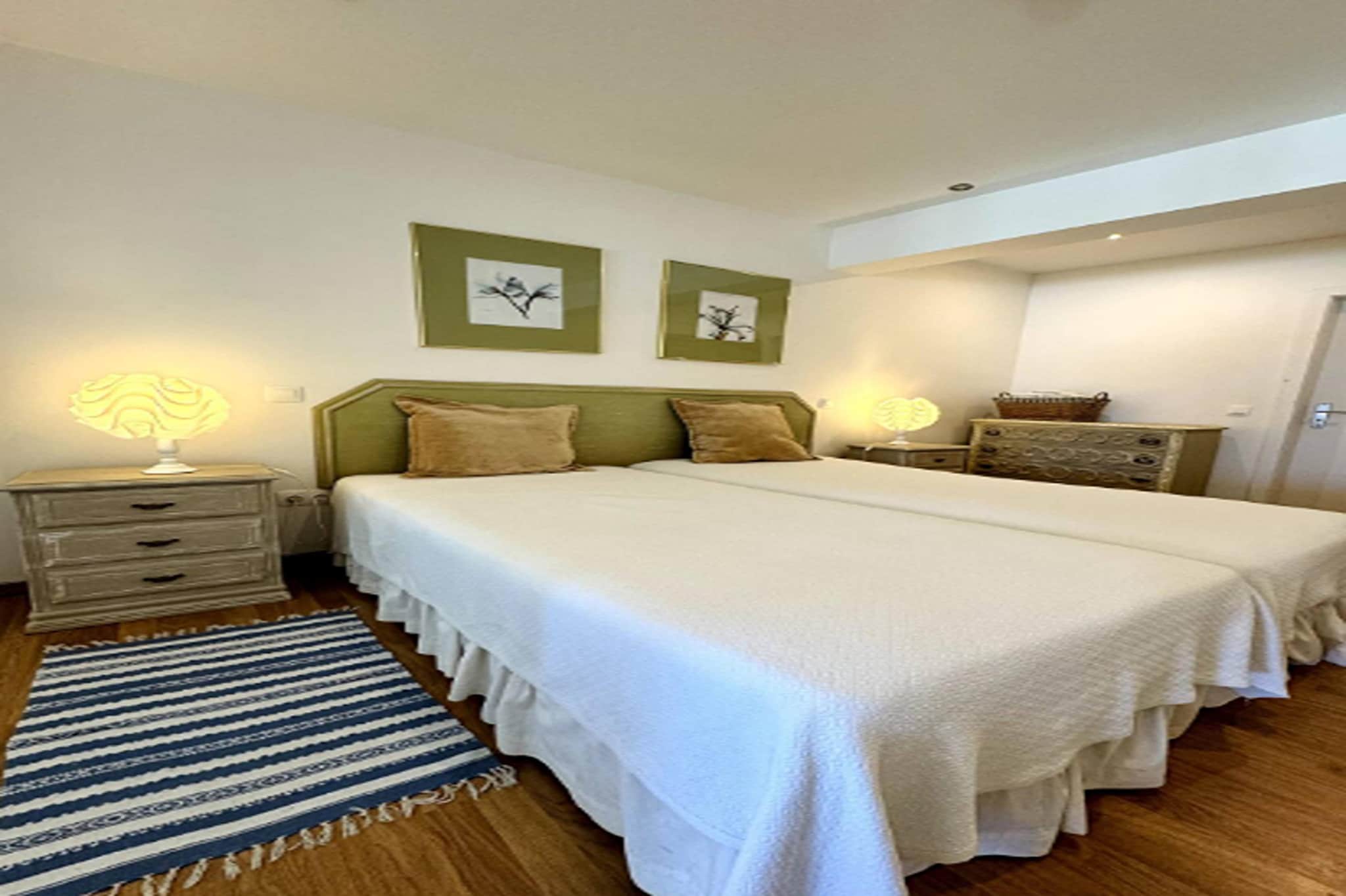 Ground floor: (open kitchen(dining table(4 persons), electric kettle, toaster, cooker, hood, coffee machine, oven, microwave, fridge-freezer, washing machine), Living/diningroom(TV, seating area, balcony or terrace), Bedroom with bathroom(double bed, shower, washbasin, toilet), Bedroom with bathroom(double bed, shower, washbasin, toilet))\n\ngarden(shared with other guests), garden furniture, sun loungers, BBQ(shared with other guests), parking lot(public)